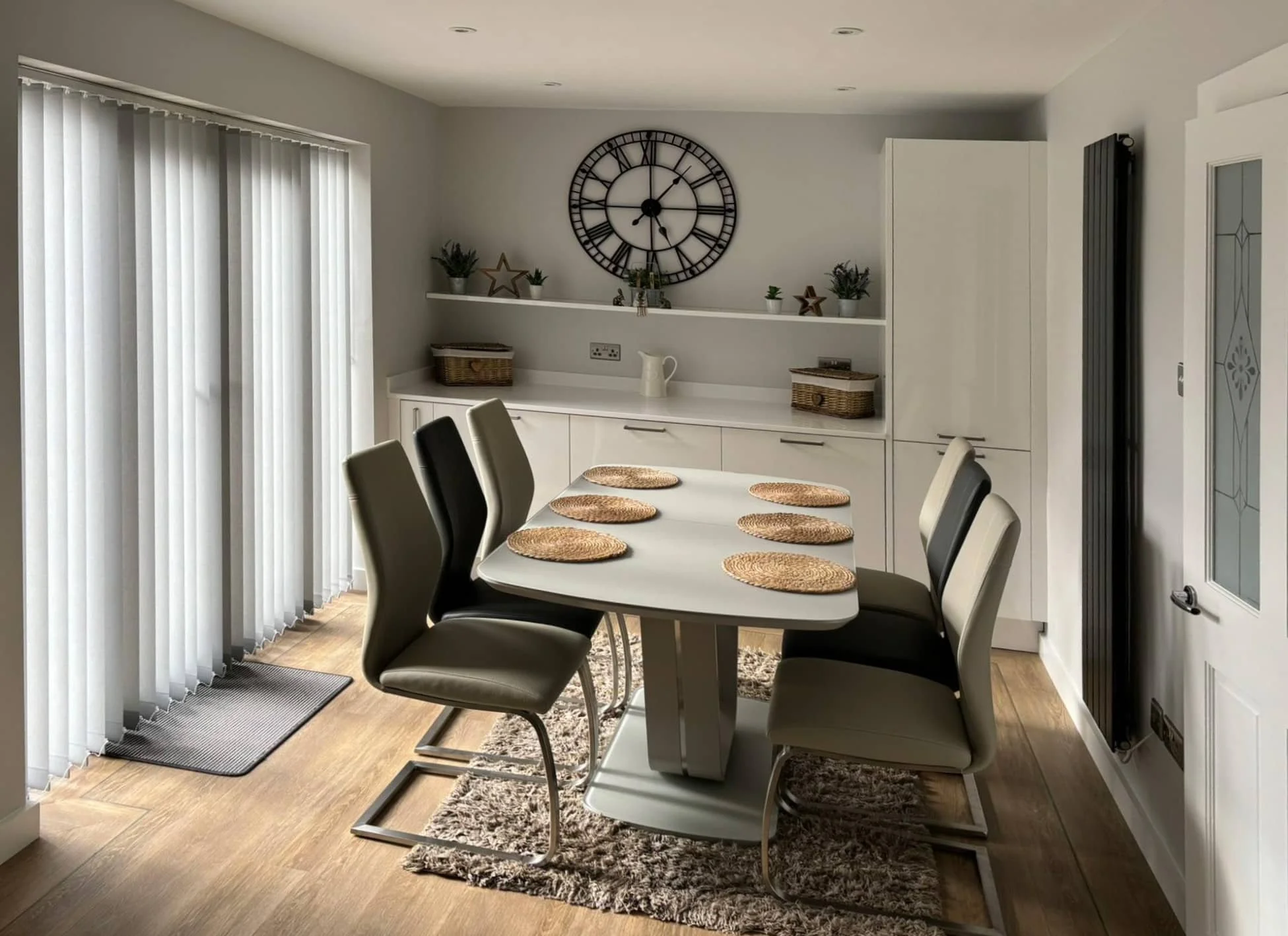 Contemporary White Gloss, Grimsby-IMG_3119-2000x1500_edited.jpeg