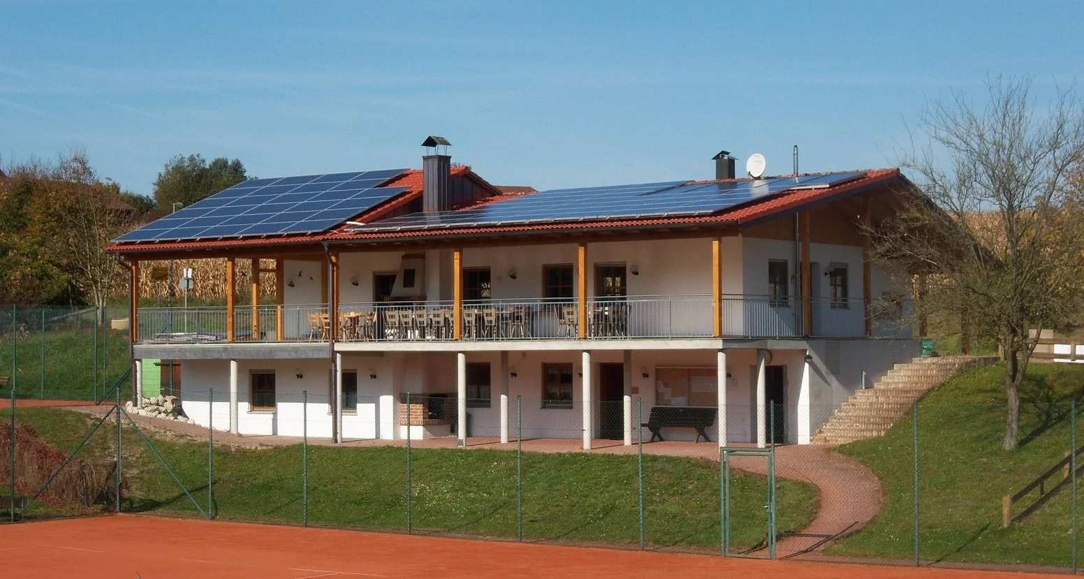 Vereinsheim des SC 1860 Mainburg mit Tennisplatz im Vordergrund