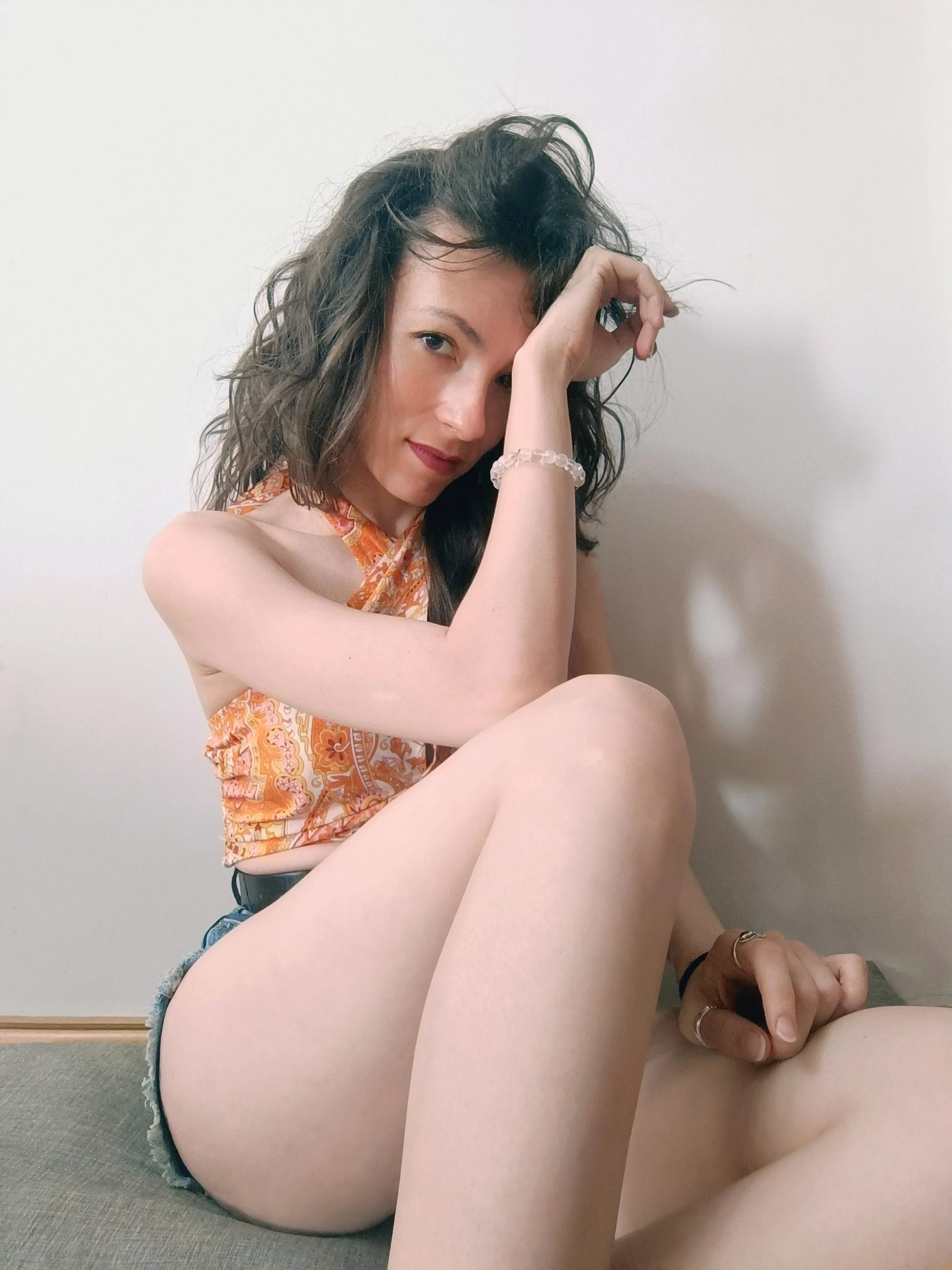 Mujer con cabello rizado sobre un fondo blanco