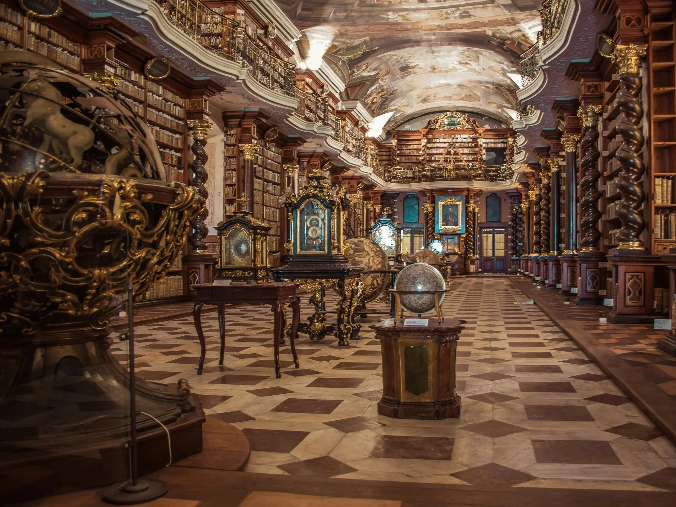 Biblioteca antigua con estanterías de madera llenas de libros, globos terráqueos, relojes y arte en las paredes, con suelo de patrón de madera en tonos oscuros y claros.