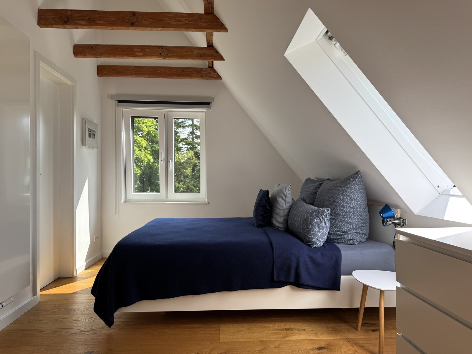 Schlafzimmer mit Kingsize-Bett und Verdunkelung in einem Premium-Ferienhaus