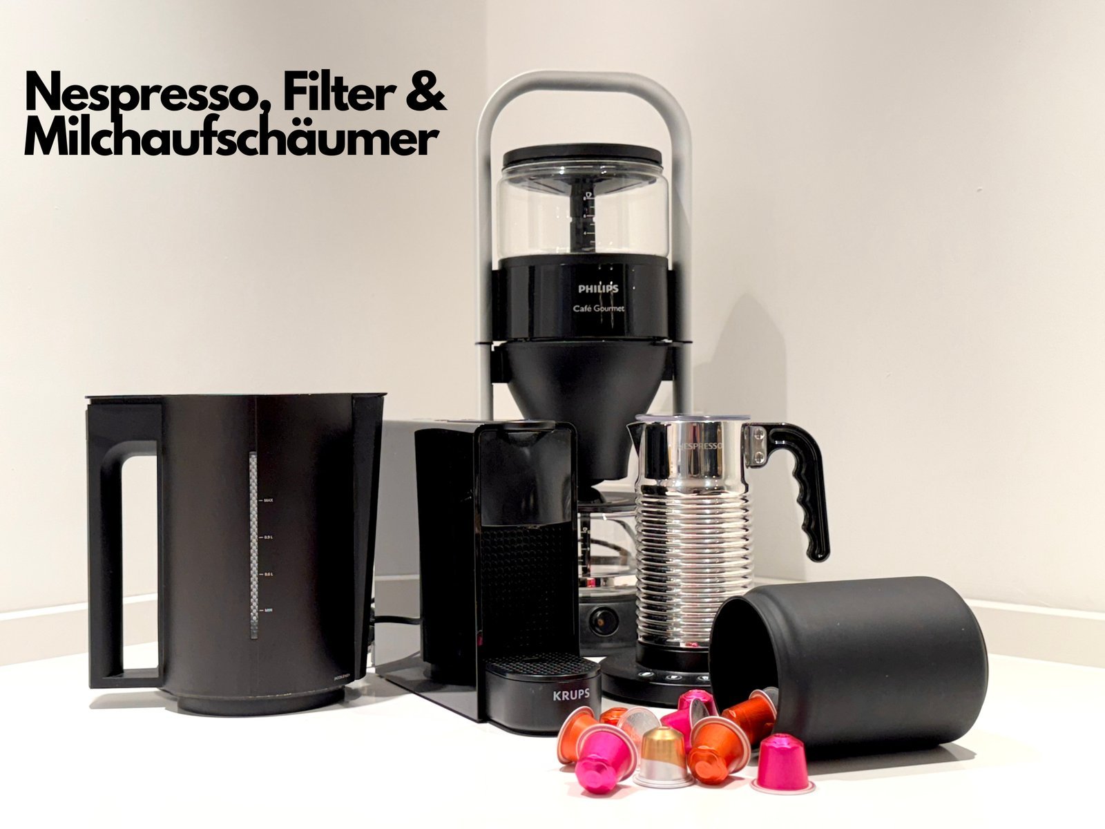 Kaffee-Station mit Nespresso, Filtermaschine und Milchaufschäumer in der Ferienhausküche