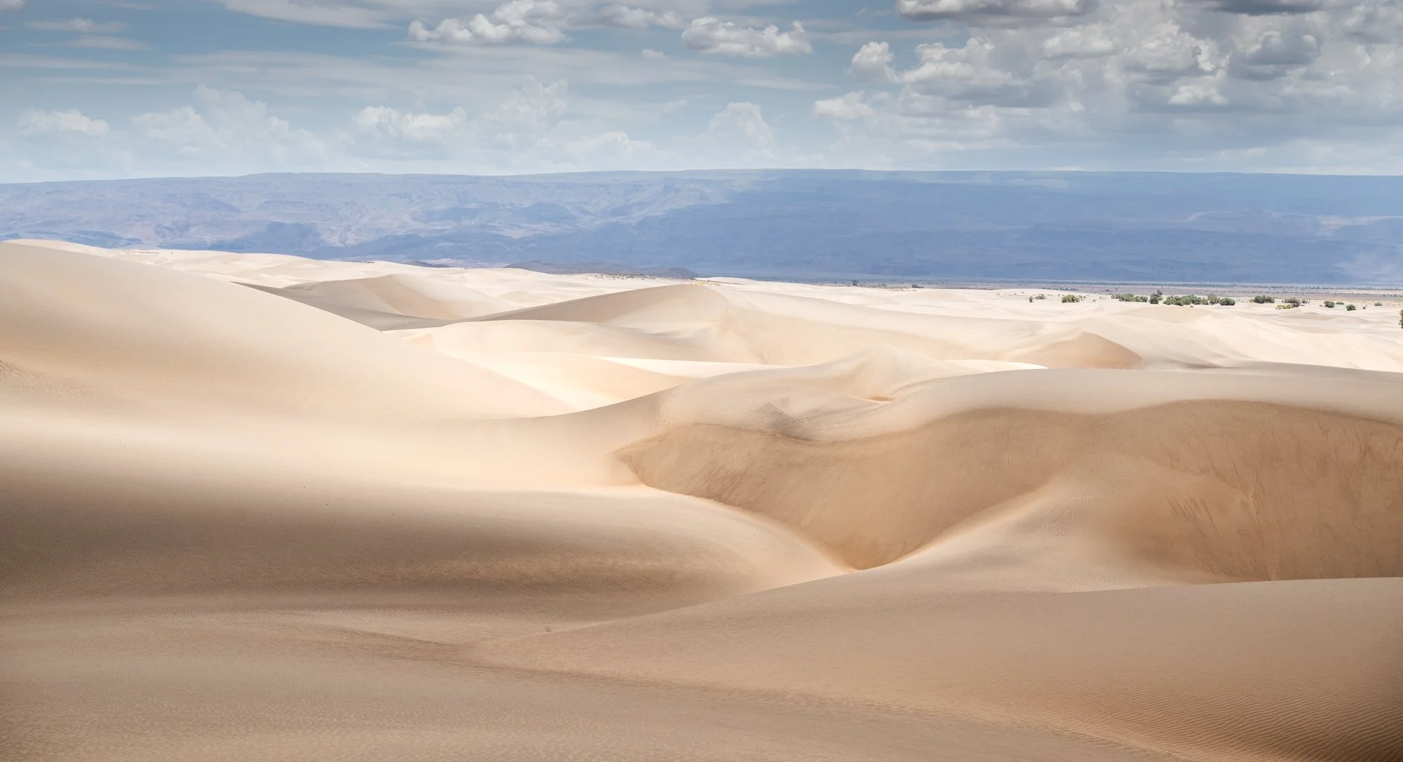 kenyan-sand-dunes-northern-kenya-helicopter-safari.jpg