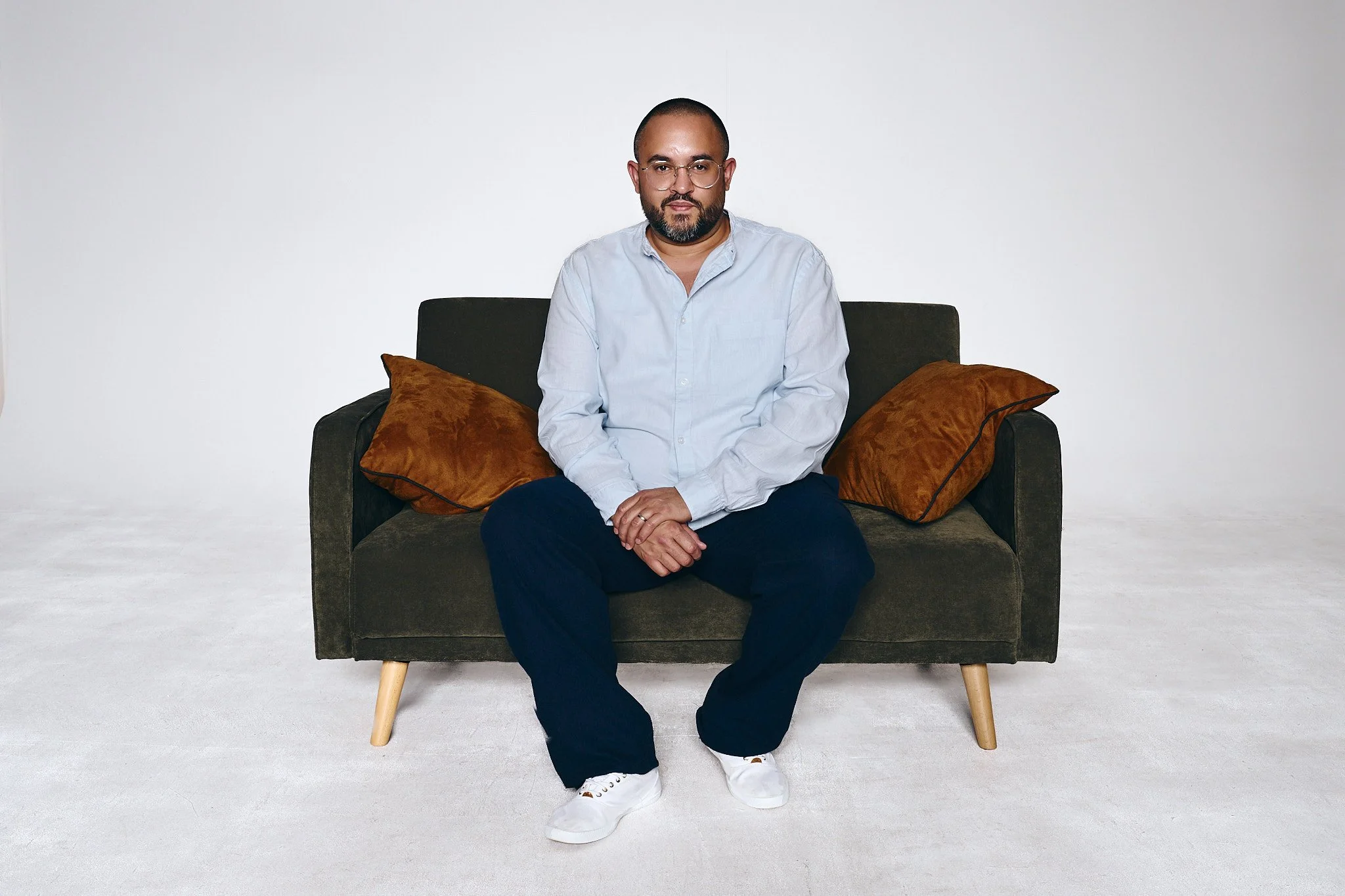 Ismael Hasbi | Gründer AwakynX | Auf Sofa