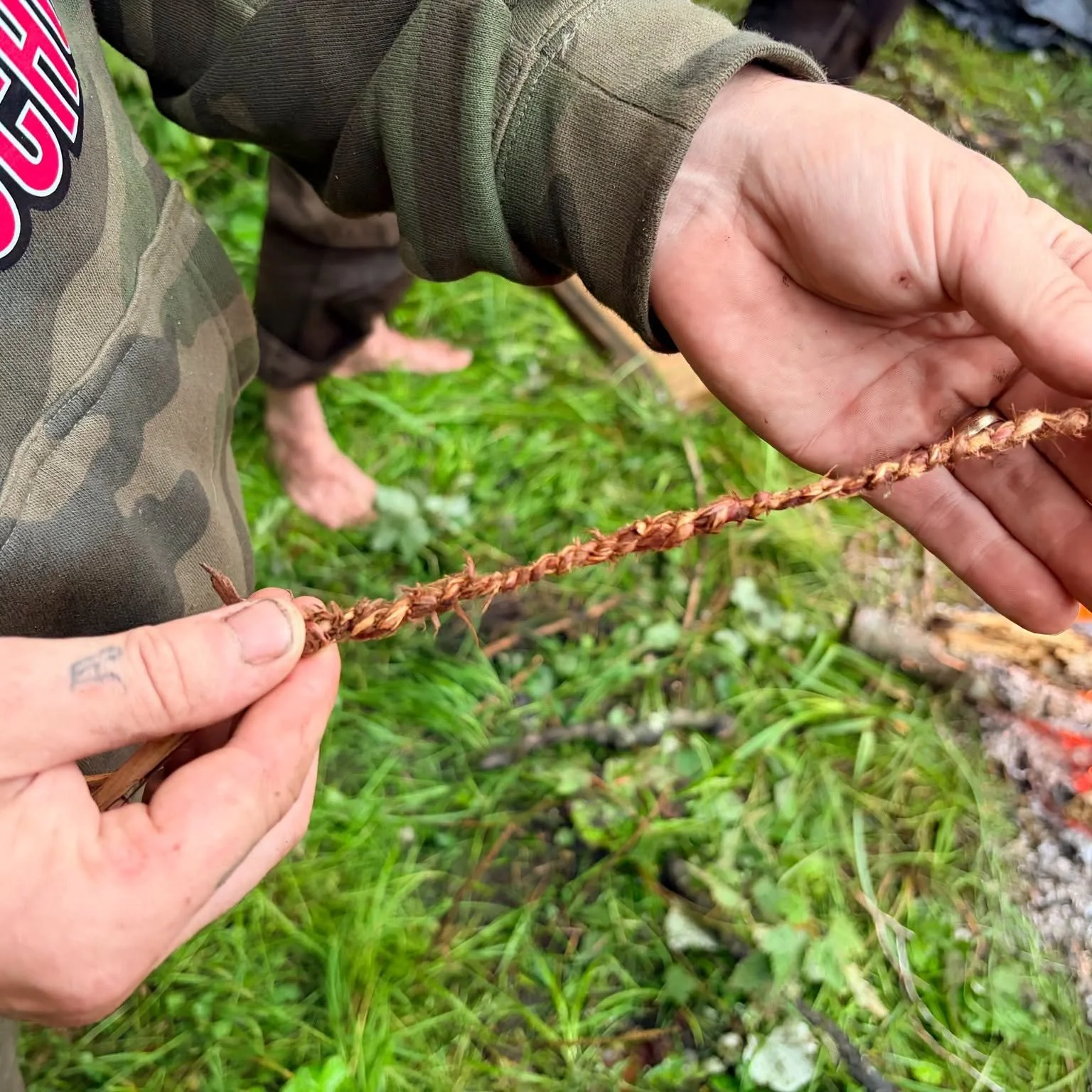 bushcraft travail bois et cordage survie