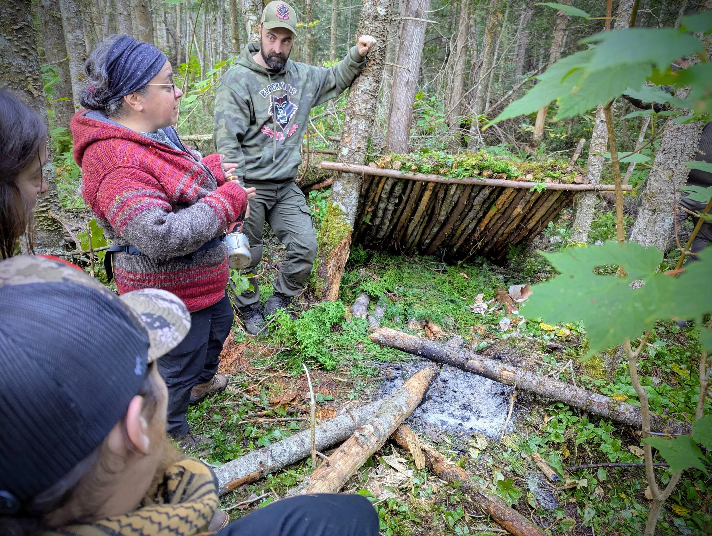 construction abri bushcraft forêt boréale québec