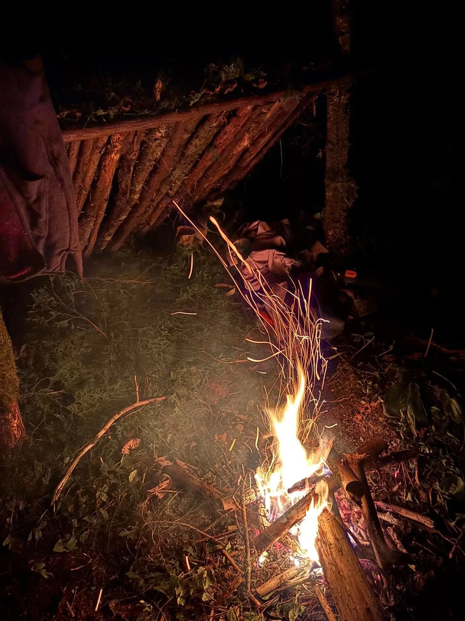 feu de survie forêt nuit plein air québec