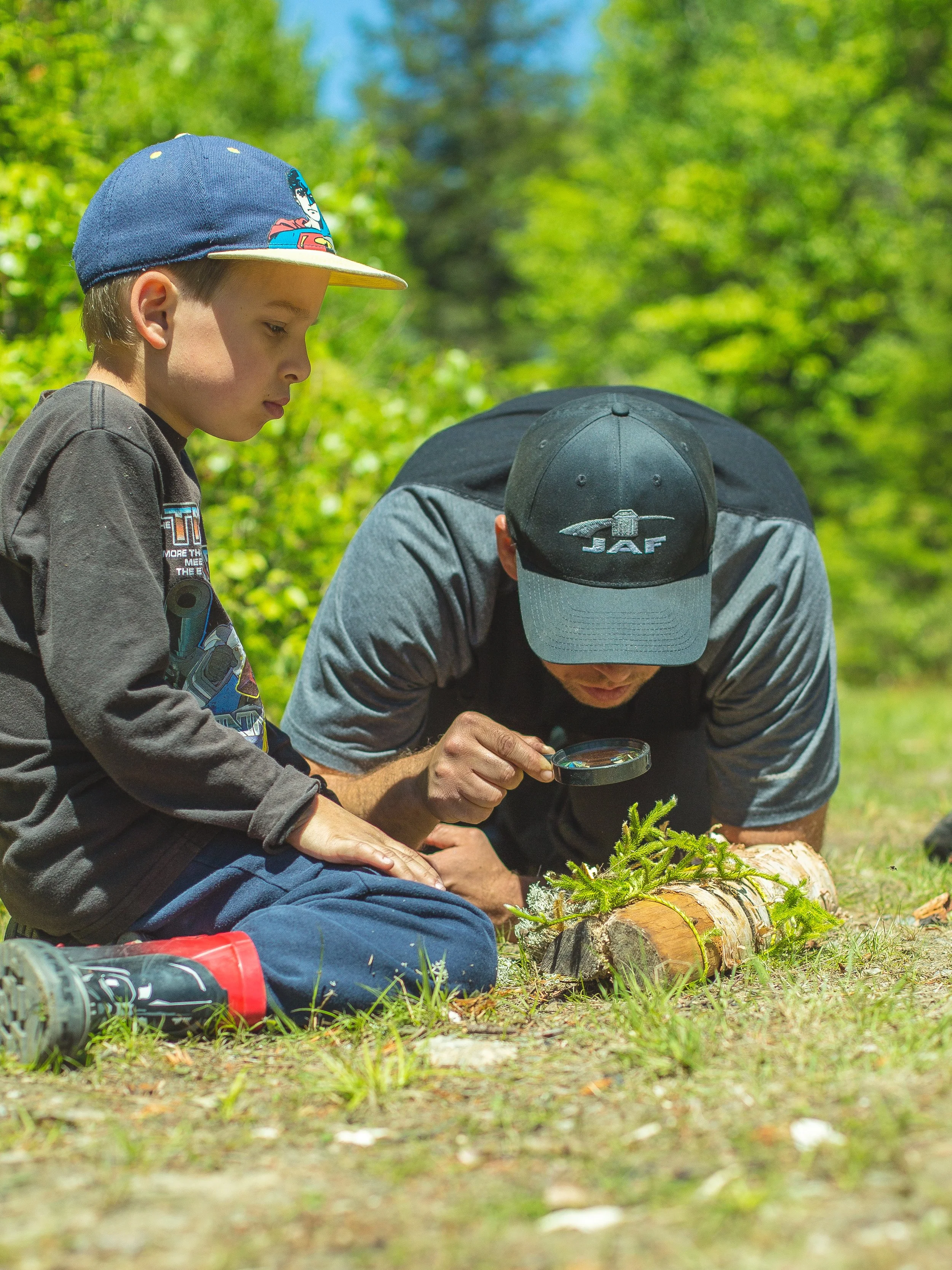 jeune allume feu forêt formation survie famille