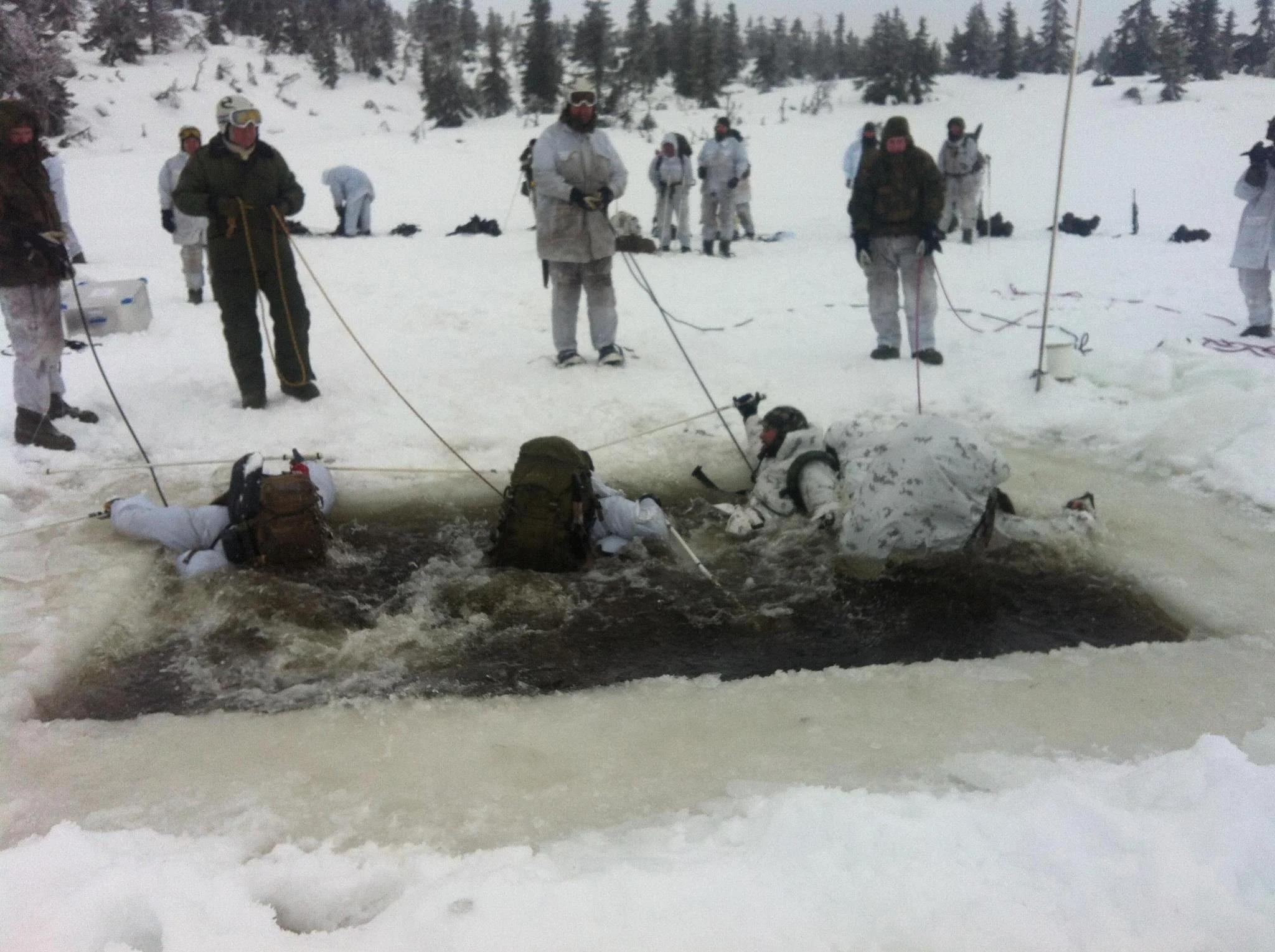feu conditions difficiles pluie froid survie forêt