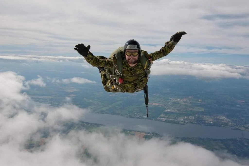 parachutiste militaire canadien saut combat black wolf survival