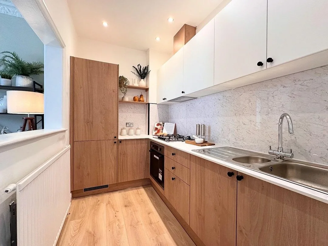 A few shots from a recent kitchen fit in a stylish Airbnb apartment in Cotham, Bristol, for @refineproperty - thoughtfully designed for short stays with a clean, modern finish >> swipe to see the &lsquo;before&rsquo; transformation! 

#carpente