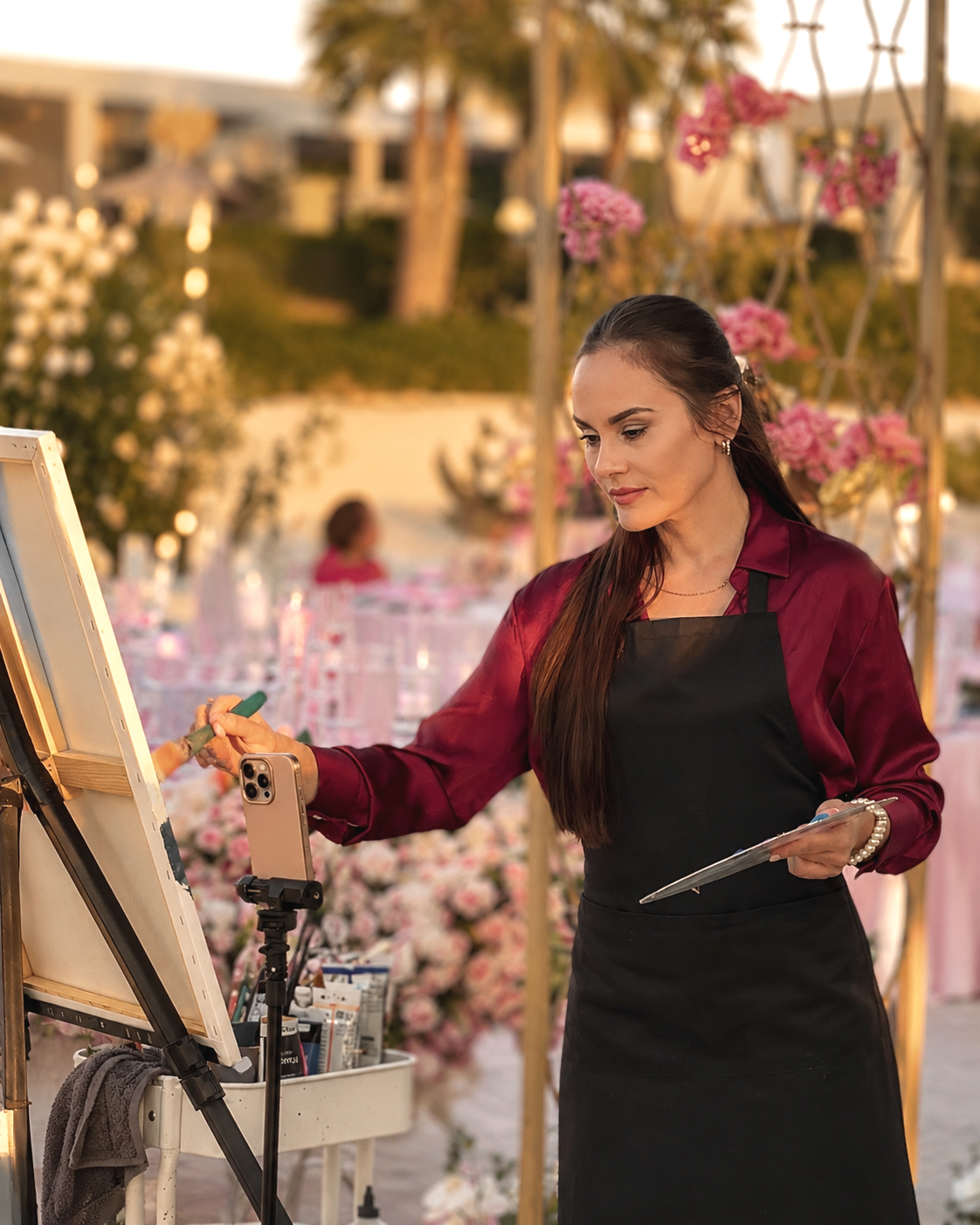 Live wedding painter is painting on event