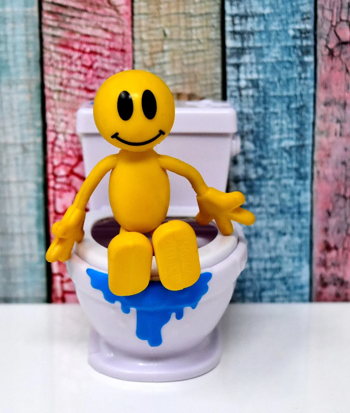 Illustratie van darmgezondheid en spijsvertering met speels figuurtje op toilet