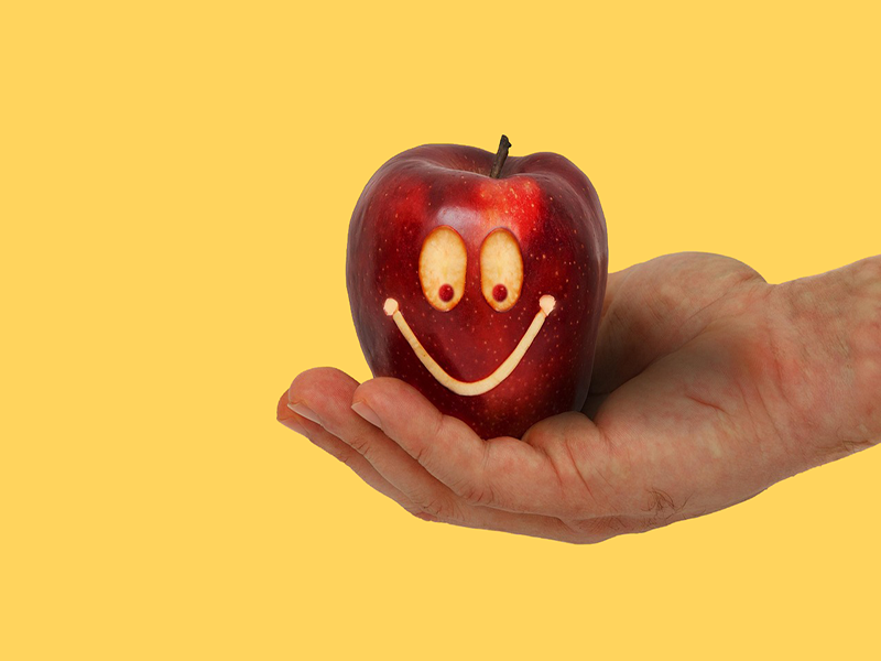 Gezonde rode appel in hand als symbool voor orthomoleculaire therapie en voeding als basis voor herstel