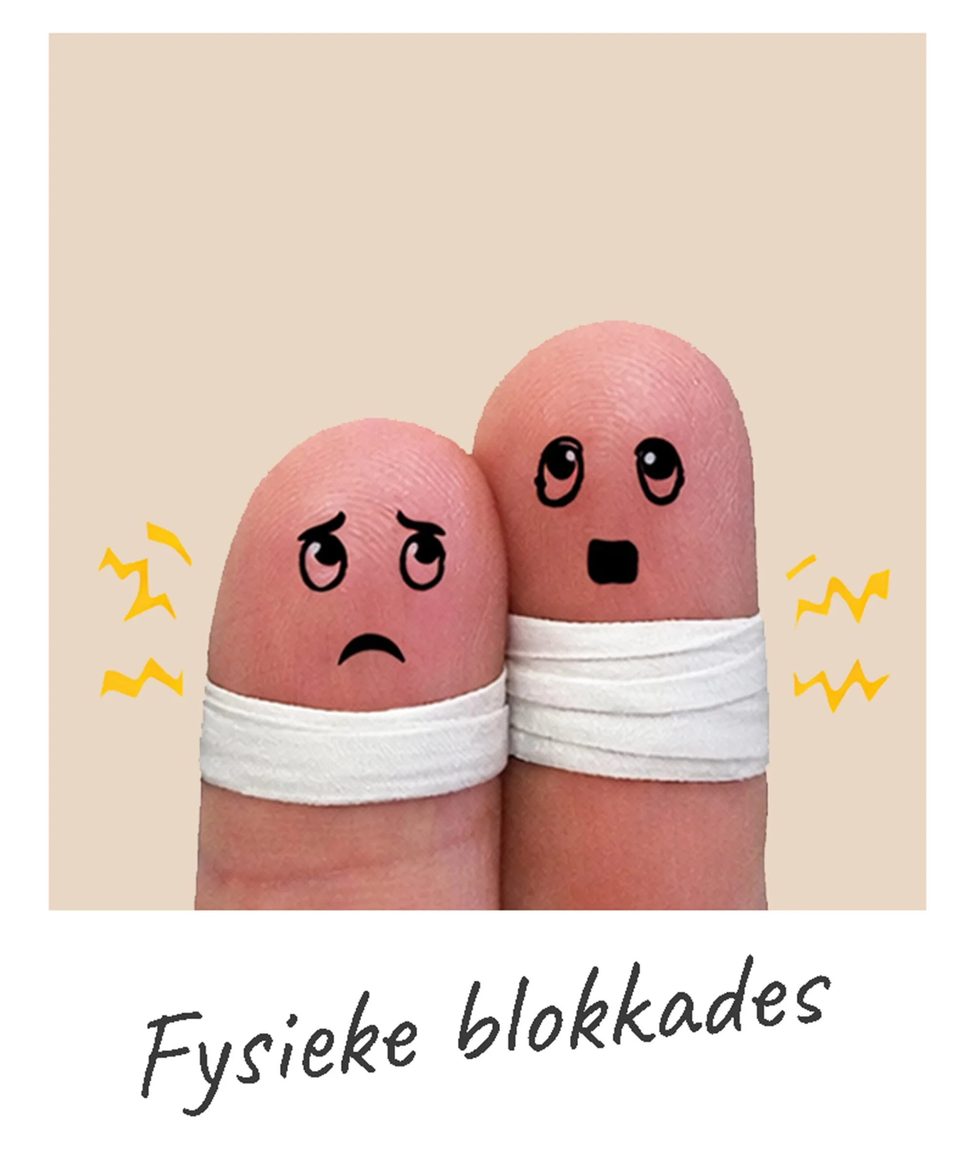 Twee vingers met pleisters en bezorgde gezichtjes als symbool voor fysieke blokkades in het lichaam.