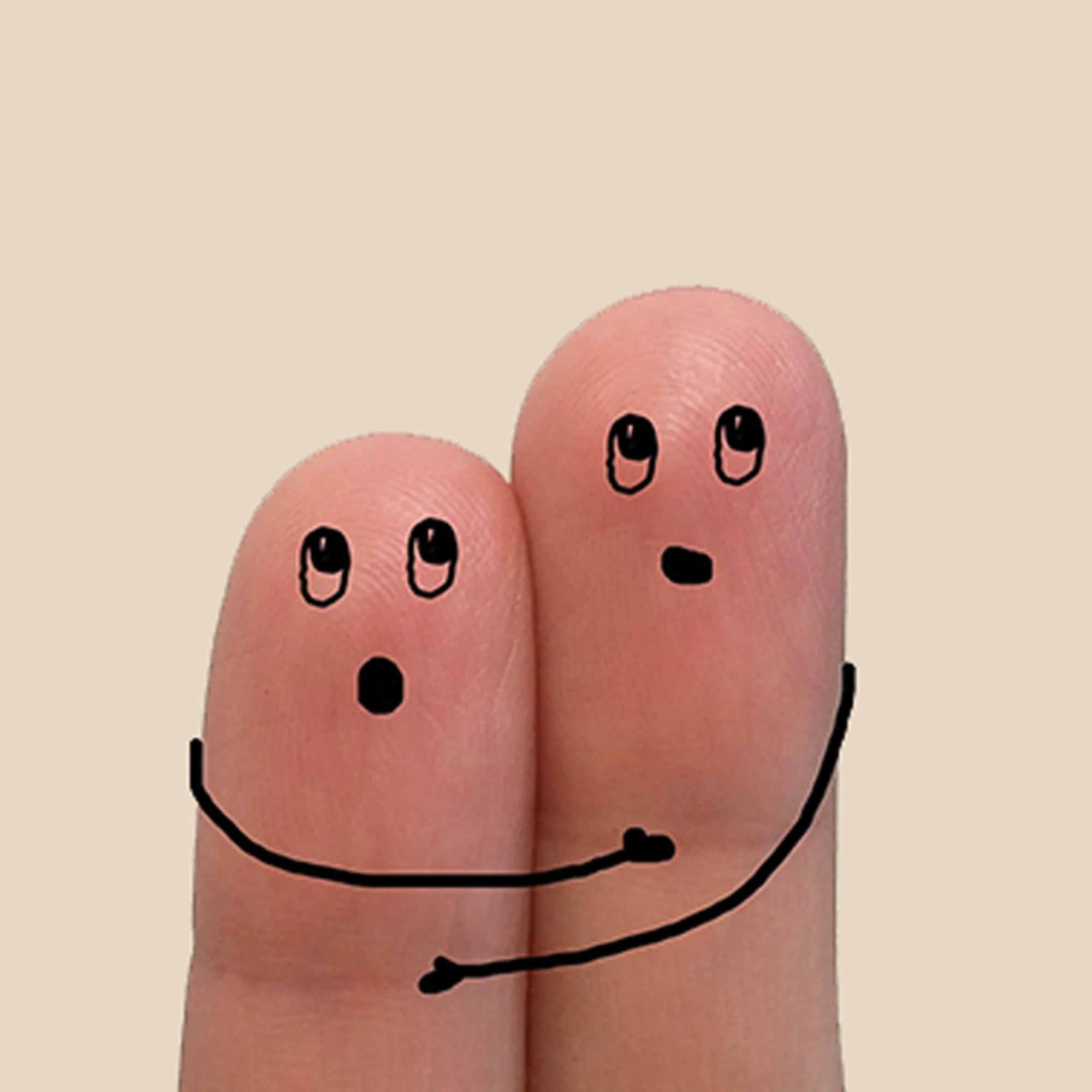 Twee vingers met getekende gezichtjes die elkaar omarmen als symbool voor emotionele blokkades.
