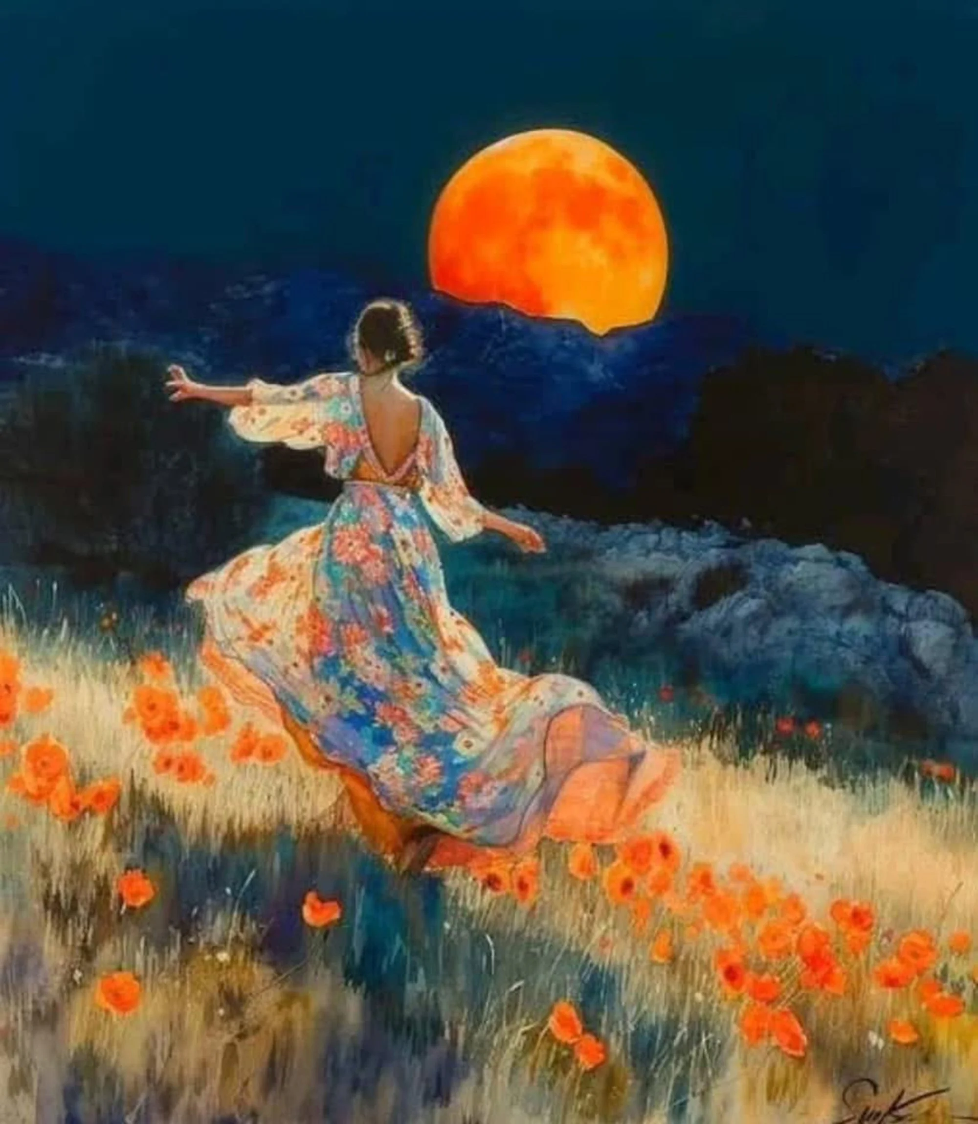 Vrouw in een bloemenjurk die door een veld met klaprozen loopt bij zonsondergang