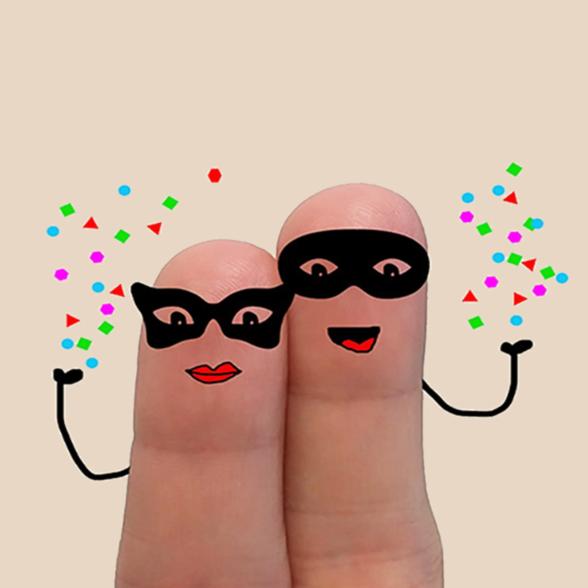 Twee vingers met maskers en confetti als symbool voor energetische blokkades en verborgen energie.