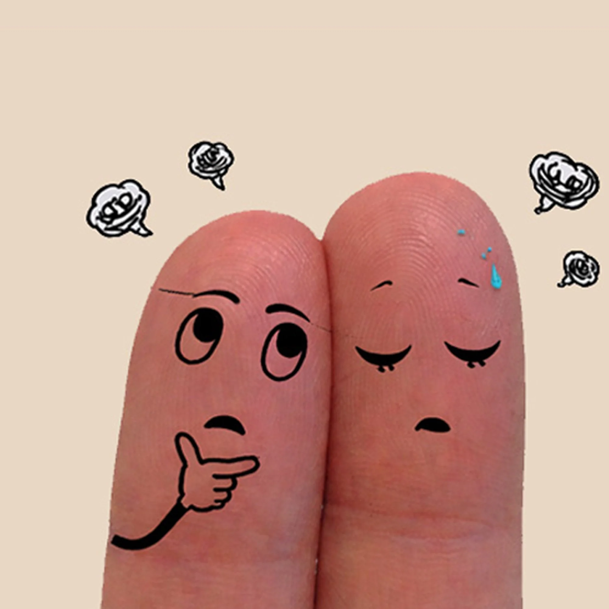 Twee vingers met denkende en vermoeide gezichtjes als symbool voor mentale blokkades en piekergedachten.