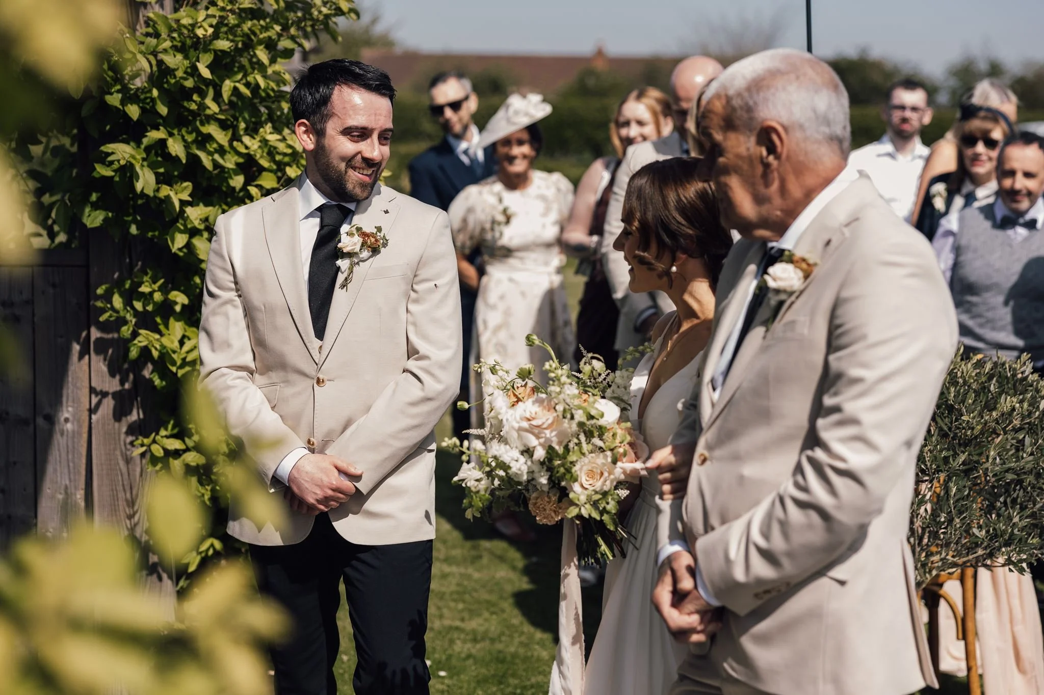 Rachel and her dad arriving beside Harry for the ceremony