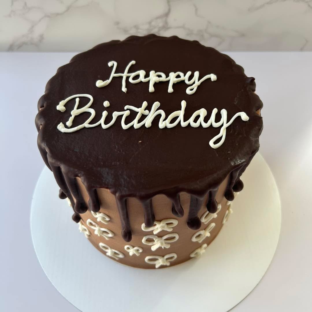 Chocolate + bows🍫🎀

Made with chocolate cake layers, chocolate ganache drip and chocolate buttercream!

#bakingfromscratch #customcakes #celebrate #pembrokebaker #paytonspantrybakingco #paytonspantry #chocolate #chocolatelover #chocolatecake #choco