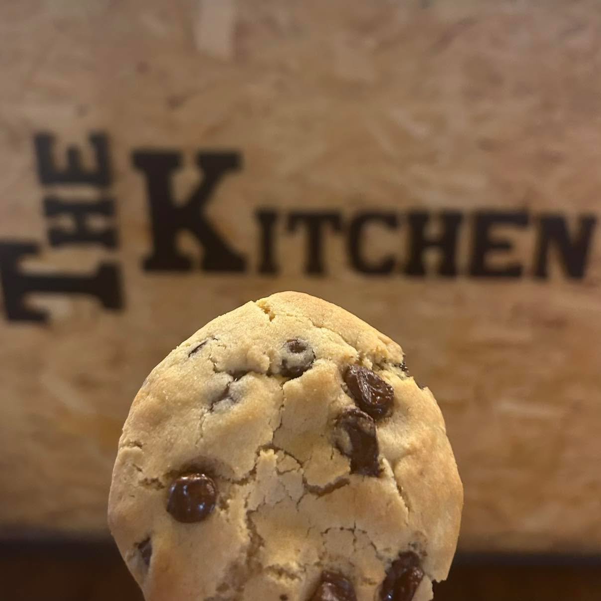 ✨BIG News: A new collaboration is here!!✨

🍪I&rsquo;m so excited to share that you can now find Payton&rsquo;s Pantry cookies daily at The Kitchen Eatery and Catering Company in Pembroke! 

➡️PLUS, weekends i&rsquo;ll be serving up a special dessert