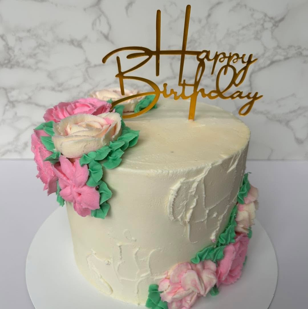 The texture + florals is such a classy combo✨

A lemon raspberry cake with vanilla buttercream, piped florals and a gold happy birthday topper💐

 #birthdayfun #cake #topper #caketopper #birthdayfun #custom #cakes #customcakes #paytonspantry #bakers 
