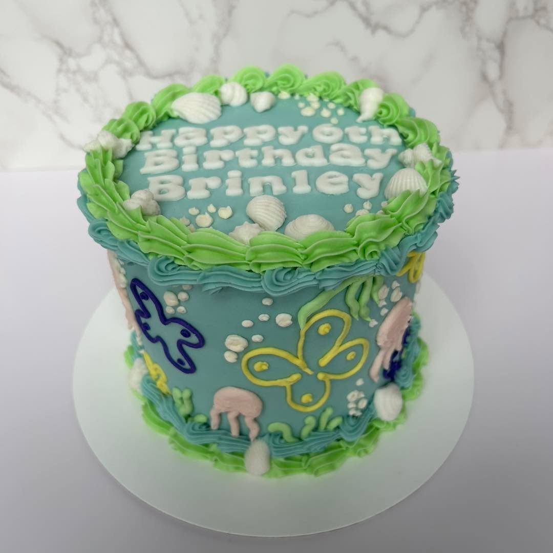 A colourful twist on an under the sea cake 🦀🐙

Made with marble cake layers and vanilla buttercream🩵

 #buttercreamcake #buttercreamcakeart #birthdaycake #buttercream #paytonspantry #paytonspantrybakingco #pembrokebaker #celebrate #customcakes #un