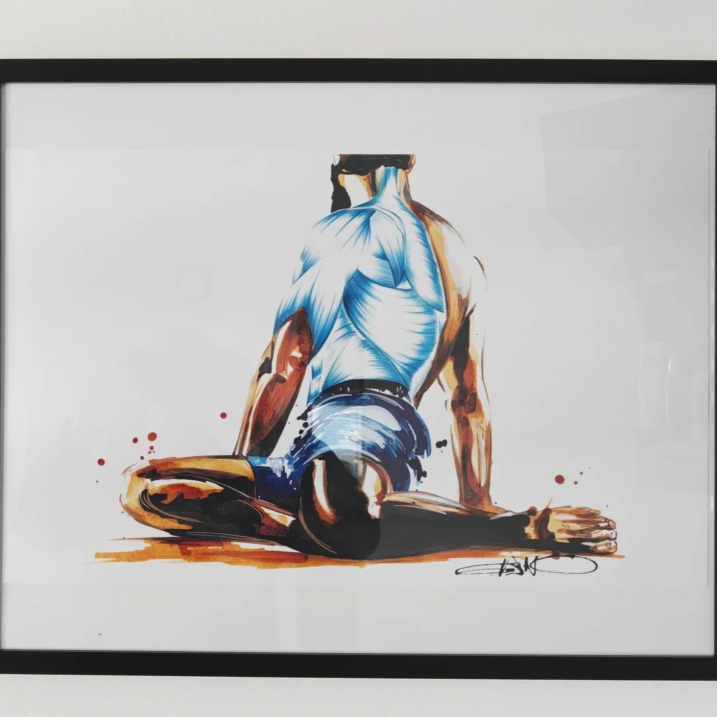 Peinture abstraite représentant un homme assis à genoux, vu de dos, avec des détails musculaires en bleu, en noir et en brun, signé en bas à droite.