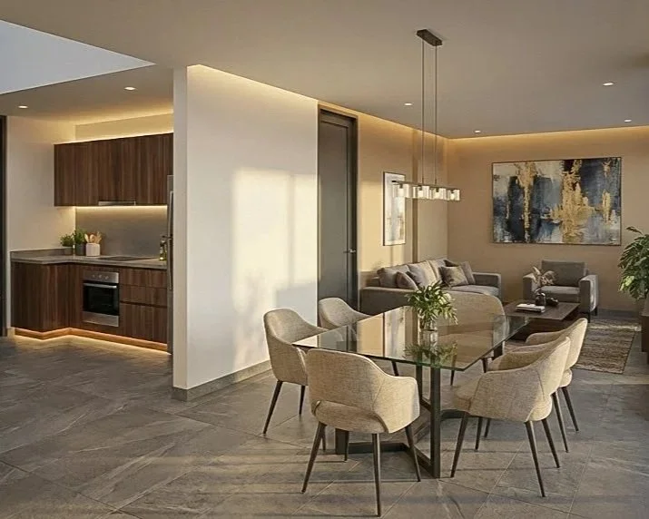 Sala y comedor en un diseño moderno con cocina integrada en tonos madera y muebles beige, con plantas y arte en las paredes.