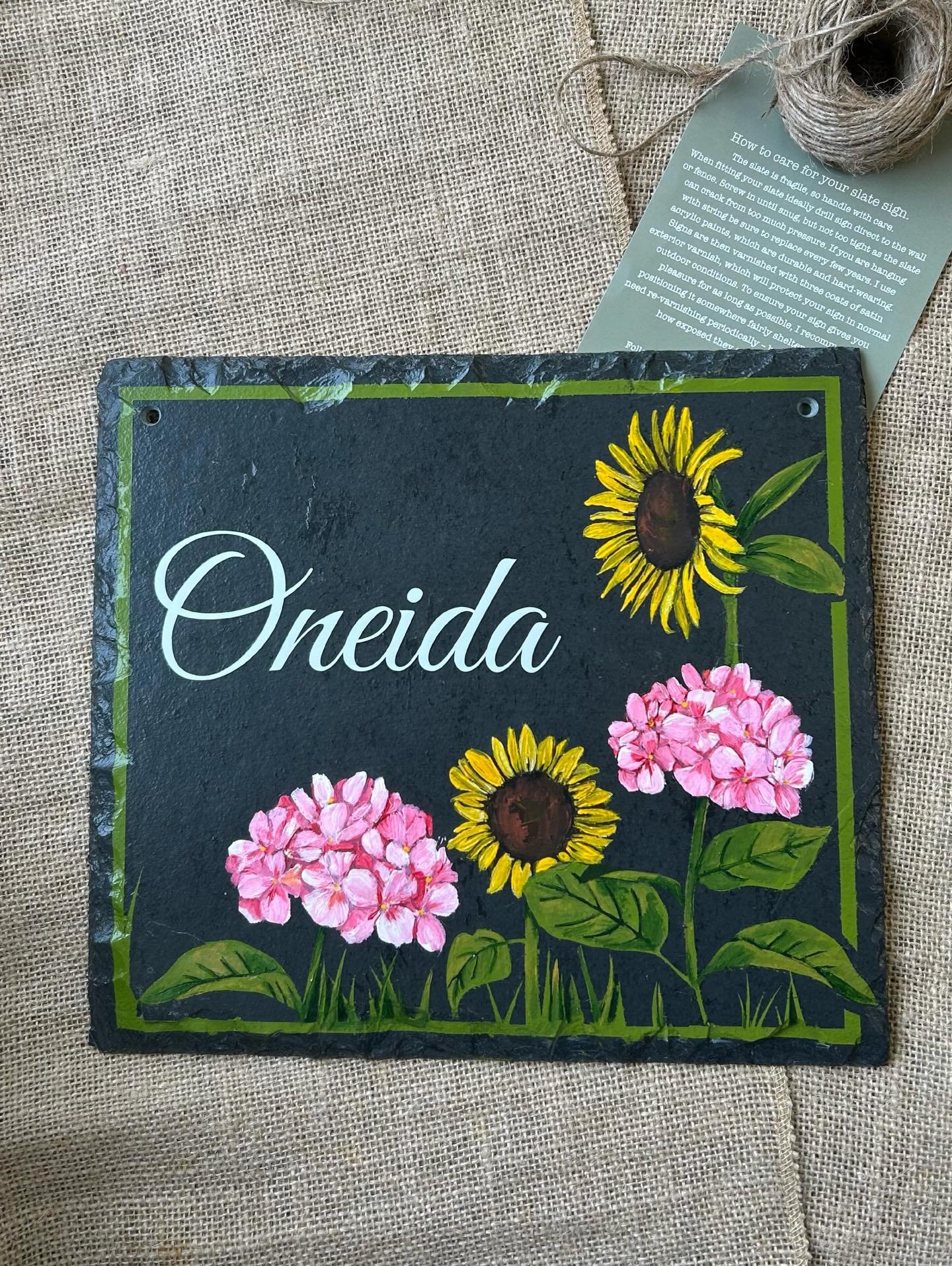 Some bold bright flowers for this house sign, find the link in my bio to check out more designs.