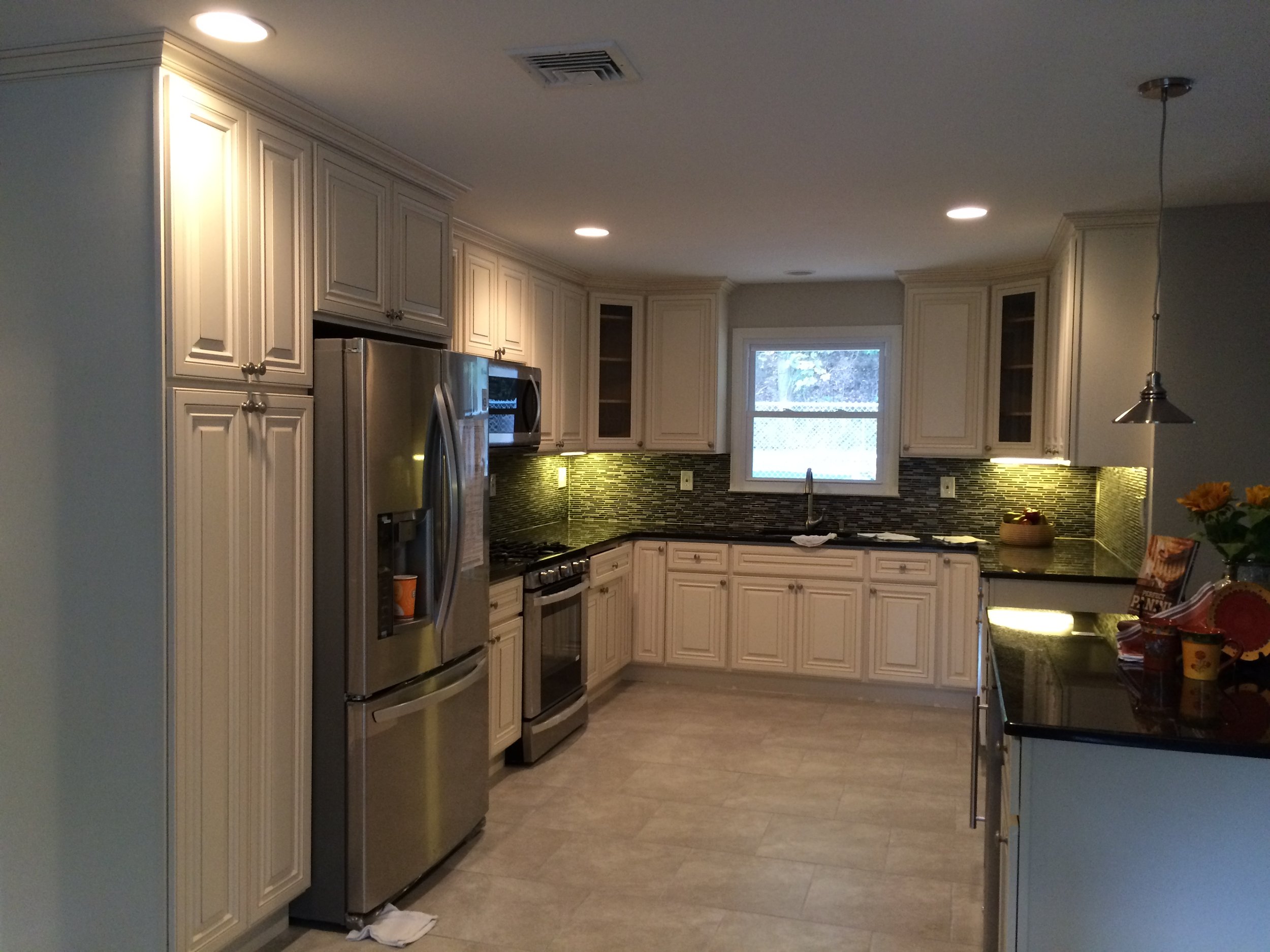 Oranssi carpenter using bench saw