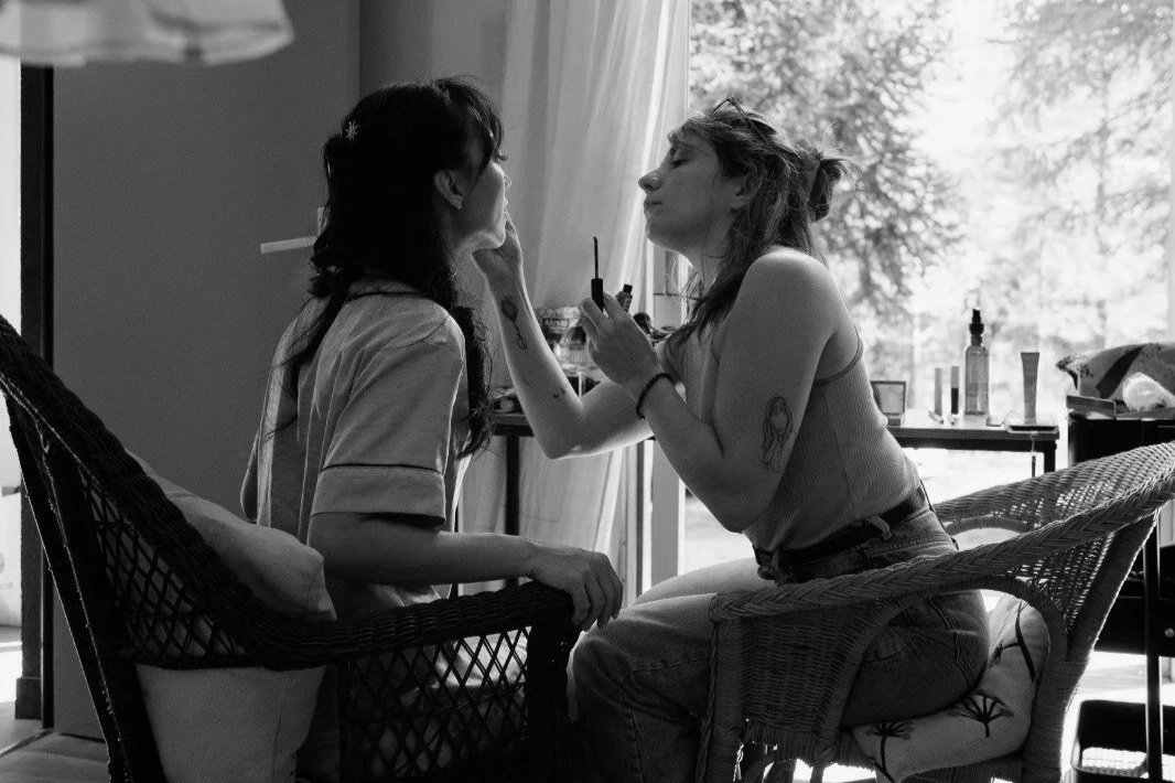 Liane aidant Sorany à se maquiller.