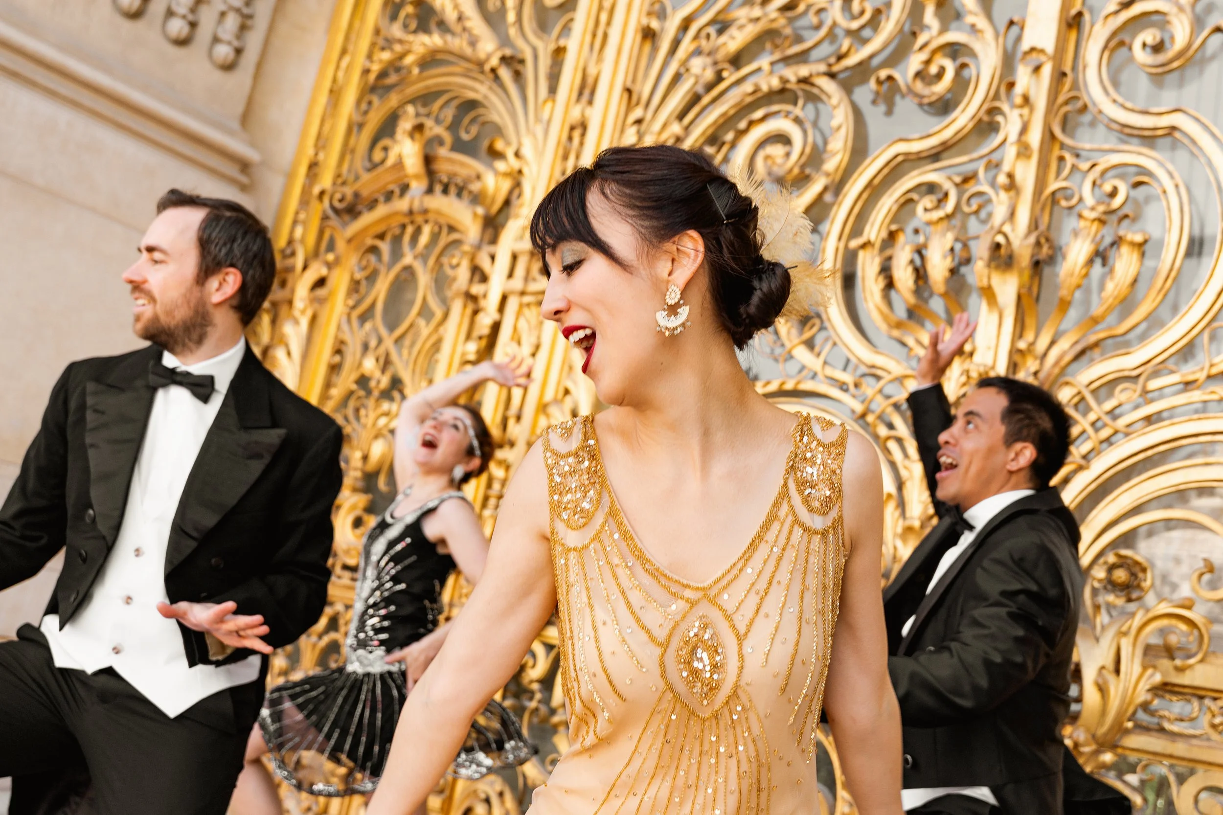 Groupe de danseur Gatsby années 1920 faisant la fête et dansant