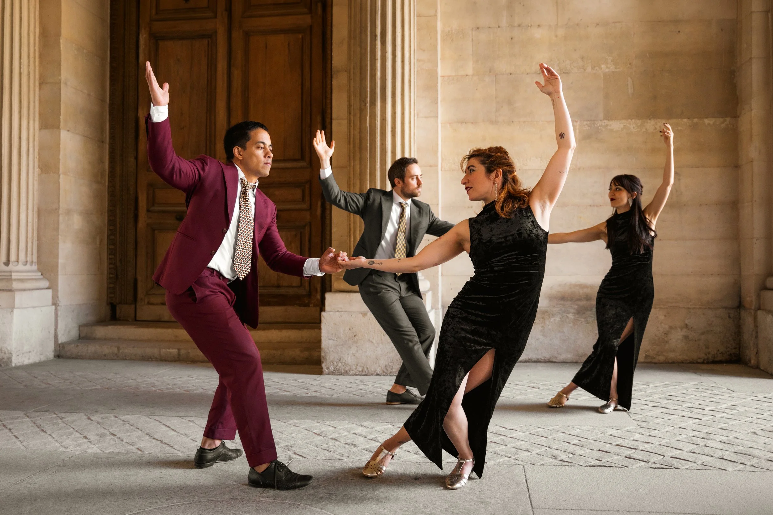 danseur swing en tenues chic faisant une pose élégante