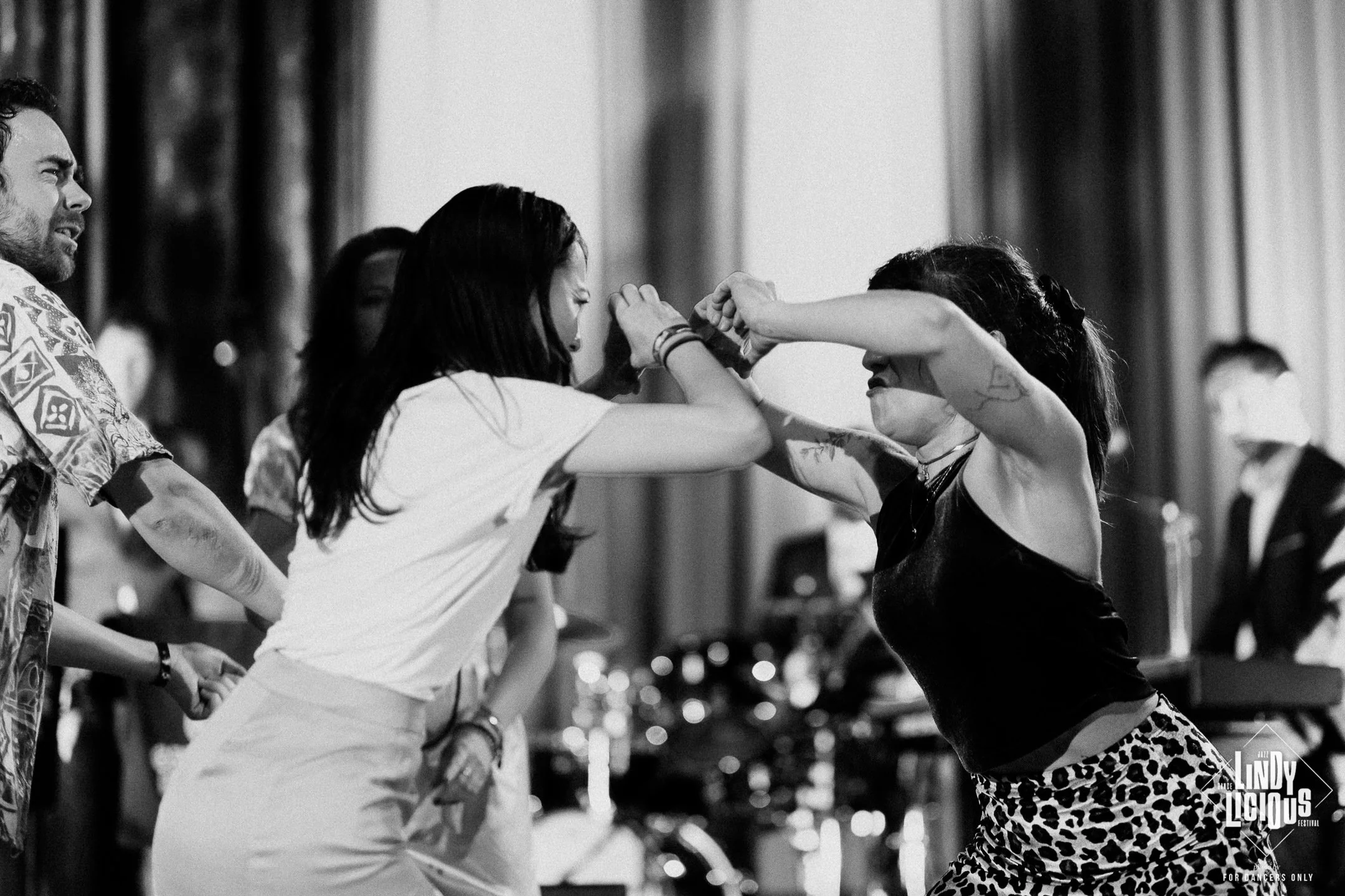 Nos deux fondatrices lors d'une compétition de danse, faisant semblant de s'intimiter avec des signes de coeurs fait avec les mains.