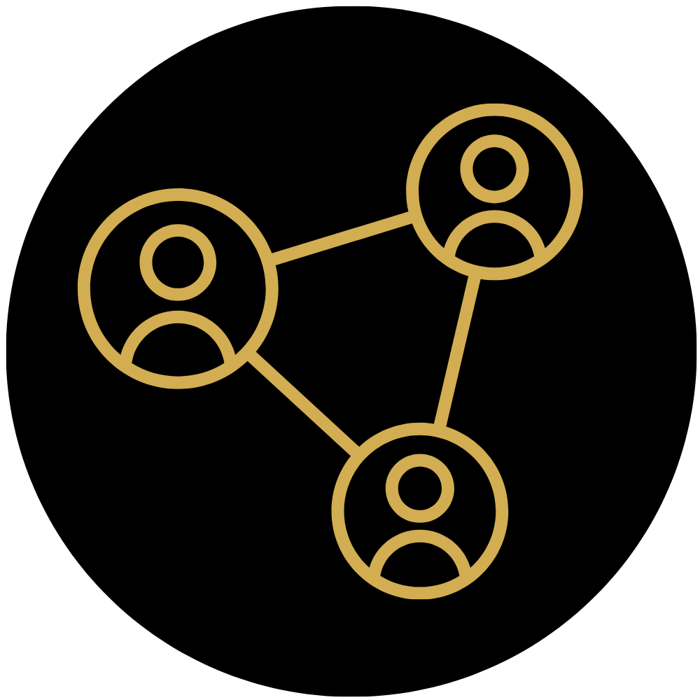 Illustration de trois personnes reliées par des lignes, symbolisant un réseau ou une connexion sociale.