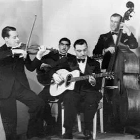 Quatre musiciens jouant de la musique, avec deux à la guitare, une au violon et une au contrebasse, dans une ambiance vintage en noir et blanc.