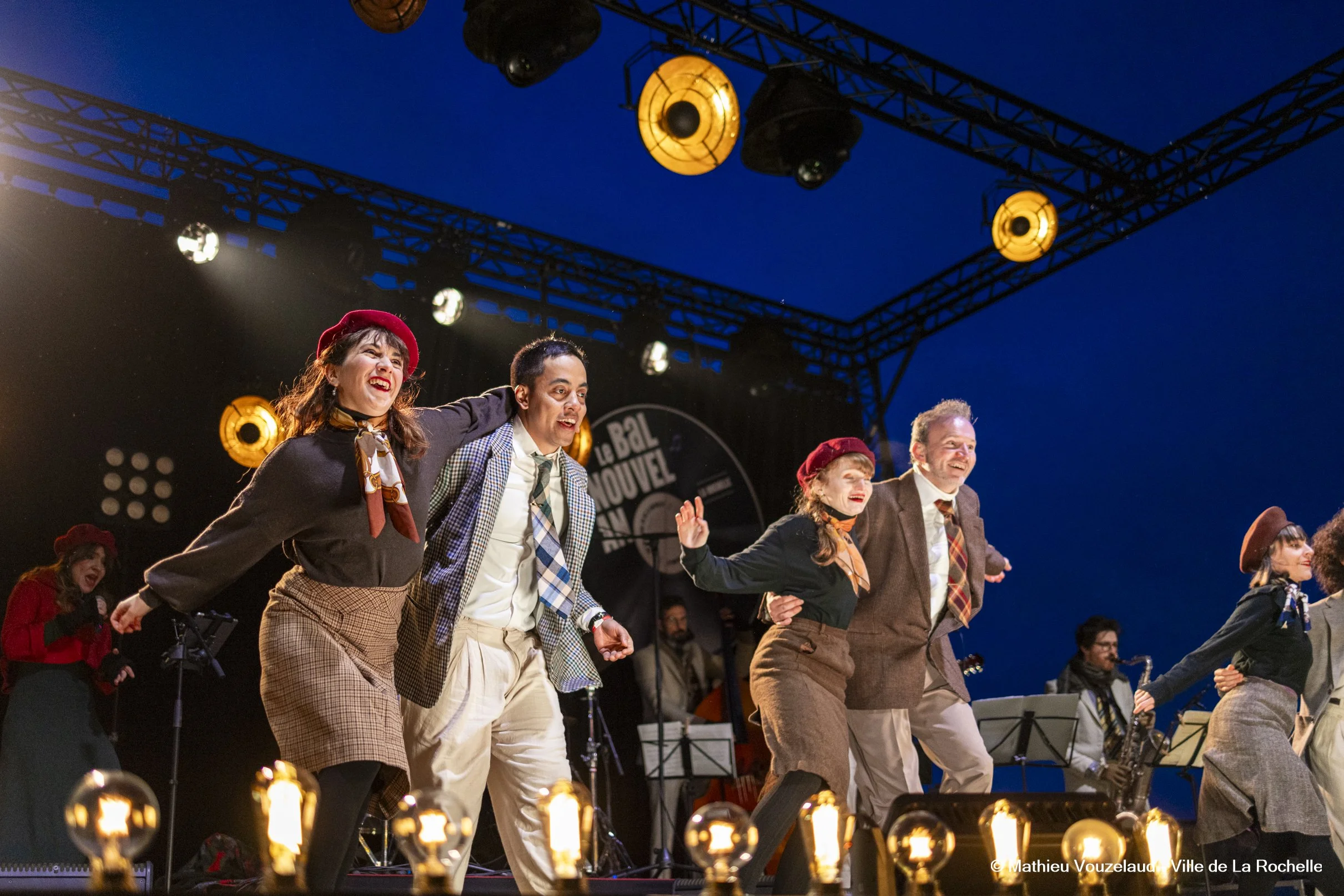 Groupe de danseur swing rétro années 1930-40 dansant sur scène en tenue vintage
