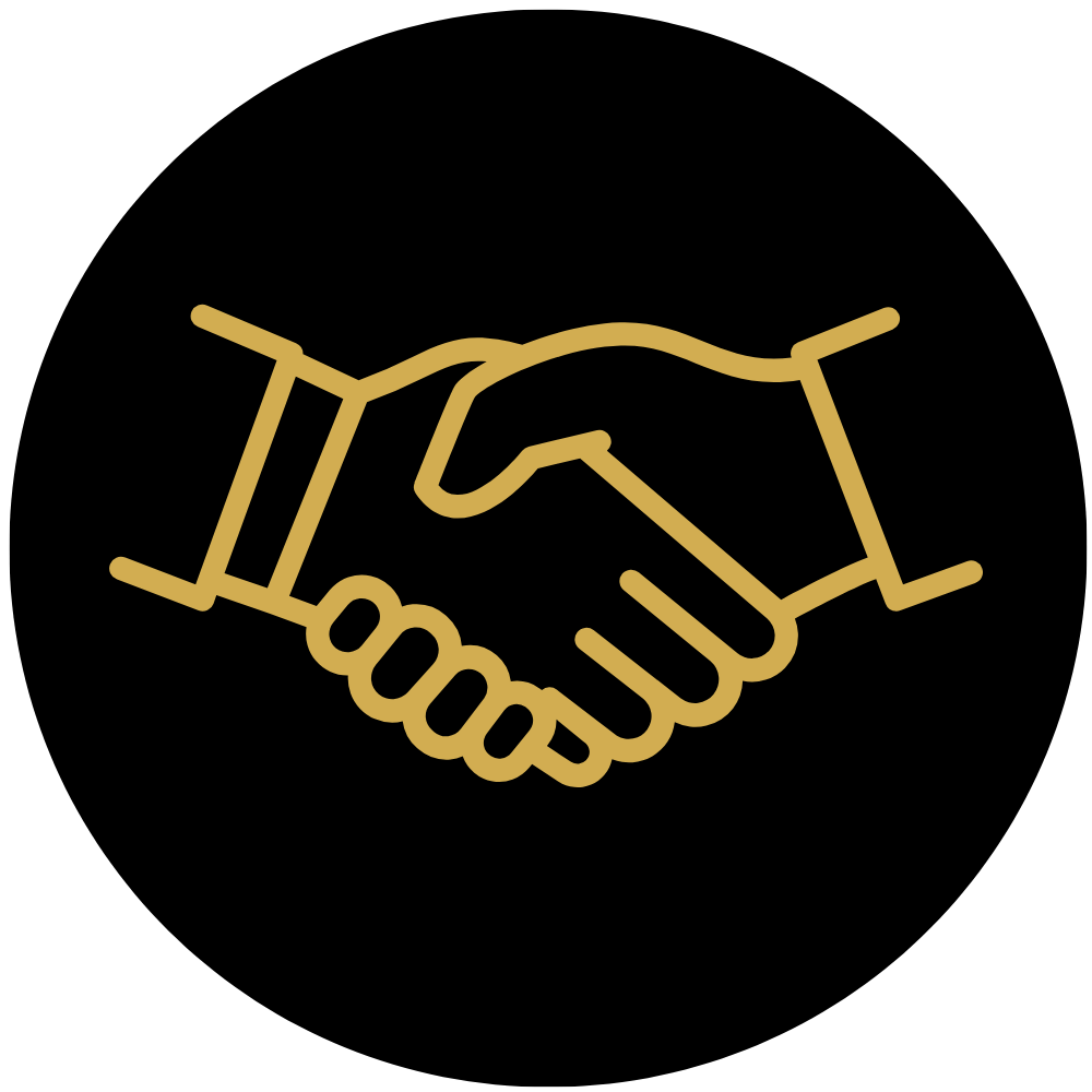 Un symbole d'accord et de collaboration avec deux mains qui se serrent, dessinées en ligne dorée sur fond noir.