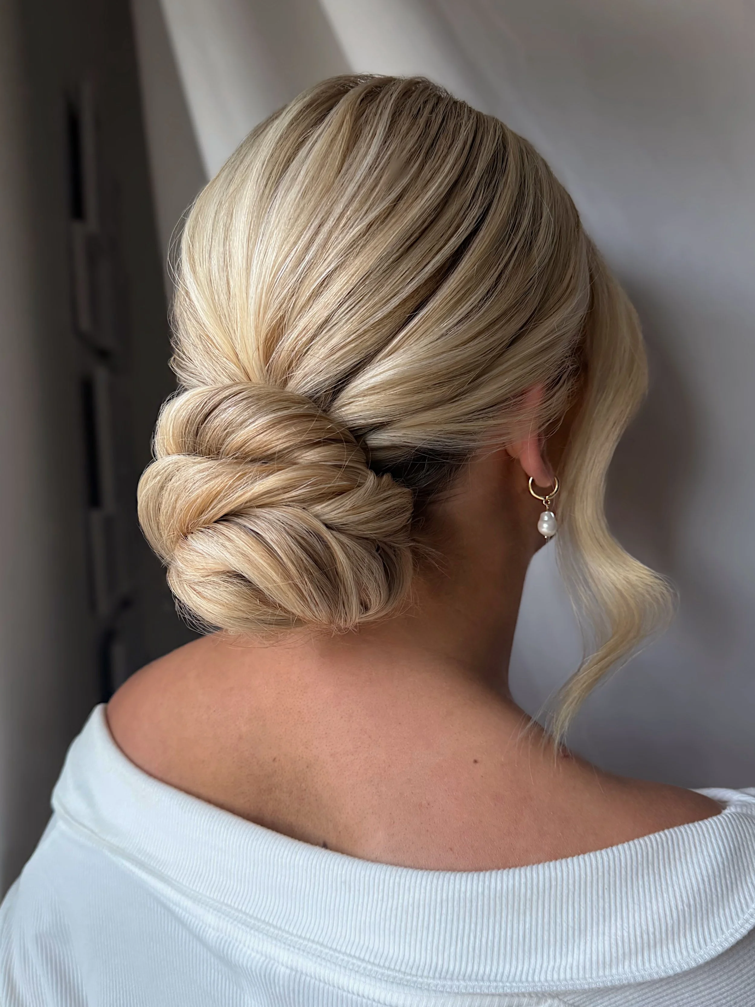 keeping it classy with a classic🤌🏼
save this low bun for inspo🤍

#lowbunhairstyle #weddinghairinspo #floridaweddings #blondeupdo #bridalhairstyles 
.
representing @give.me.glam