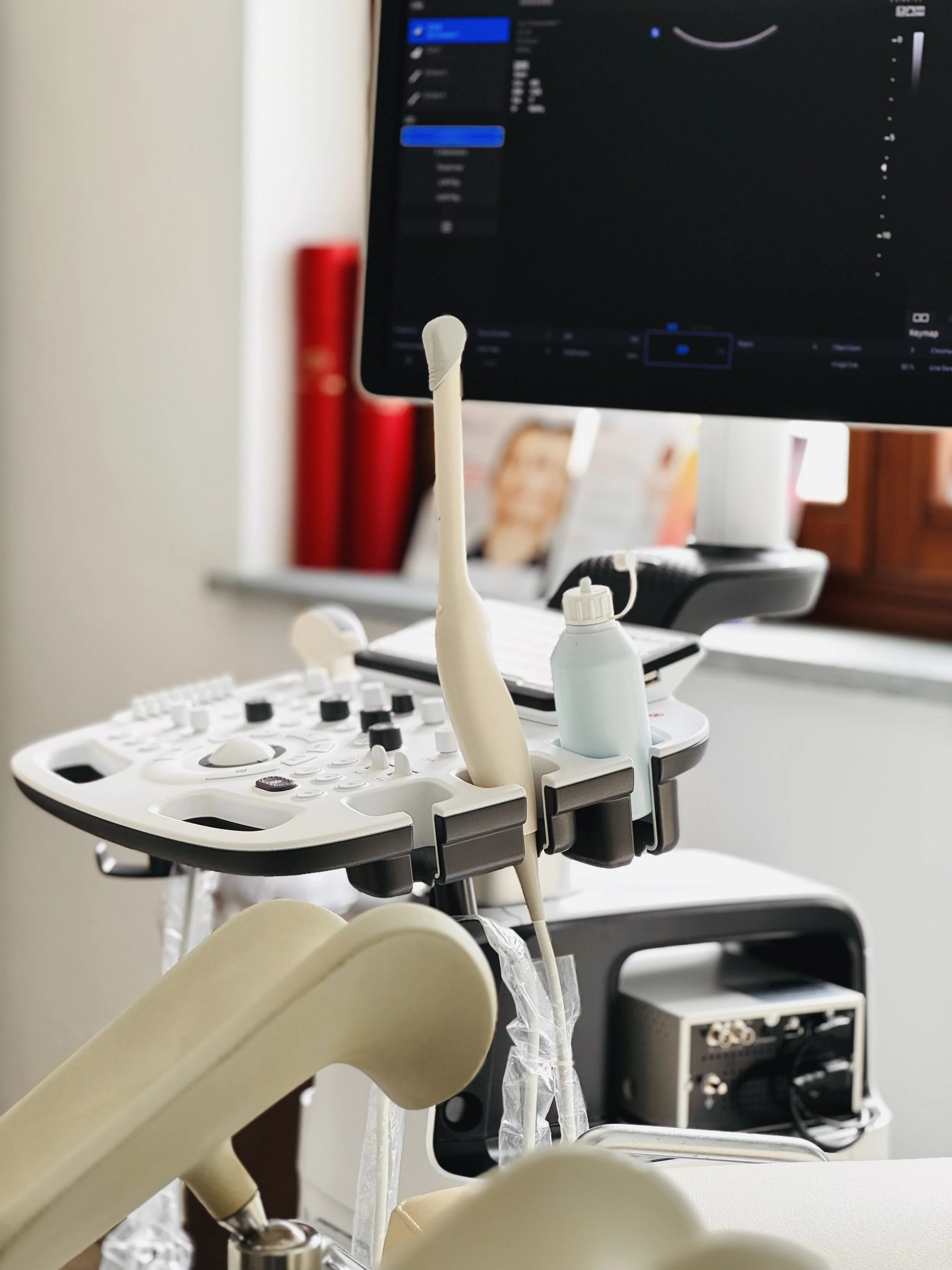 Fotografia di uno studio medico con apparecchiature mediche di diagnostica e monitor a schermo.