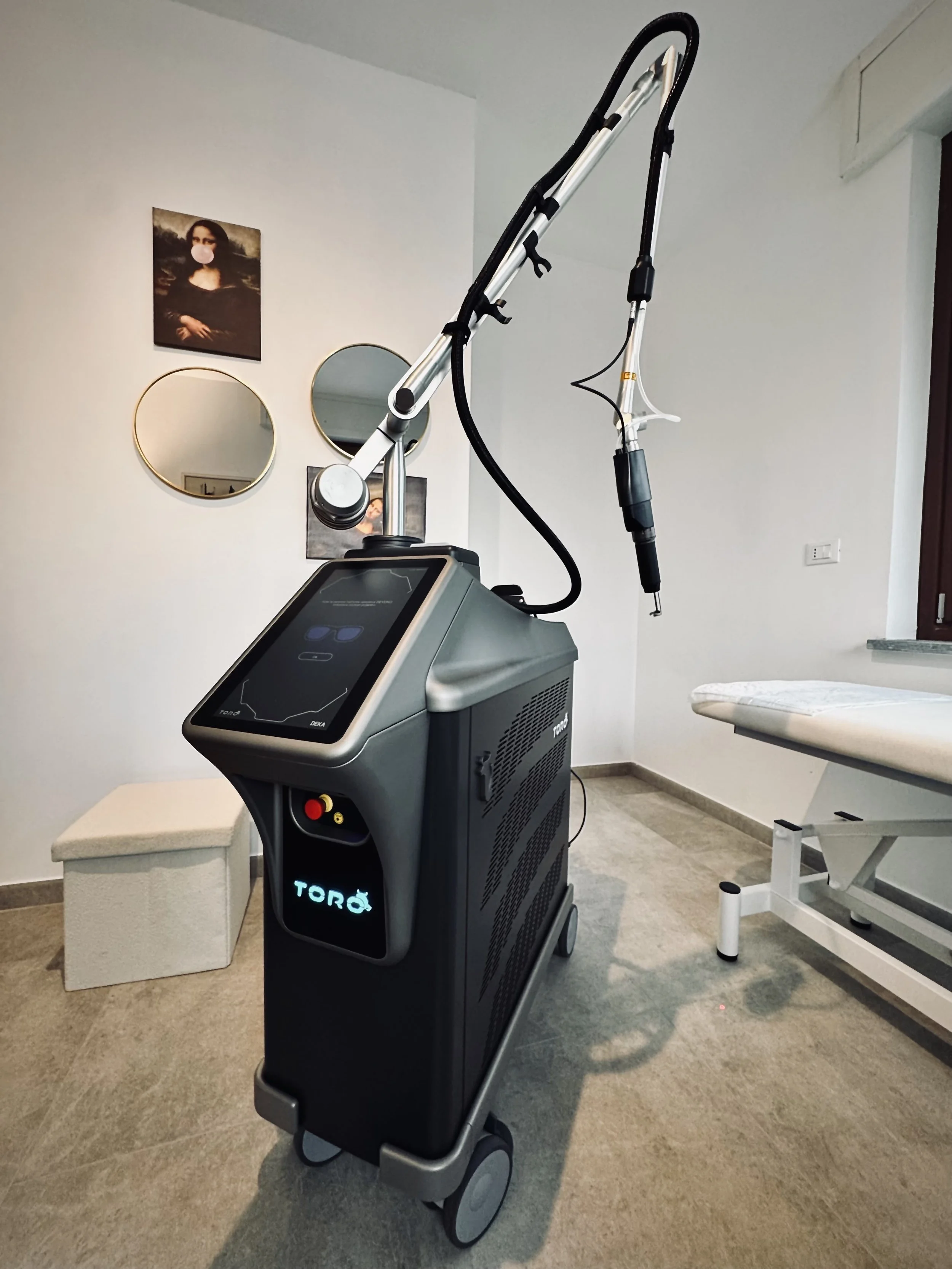 Dispositivo medico in una stanza con lettino e specchi decorativi alle pareti