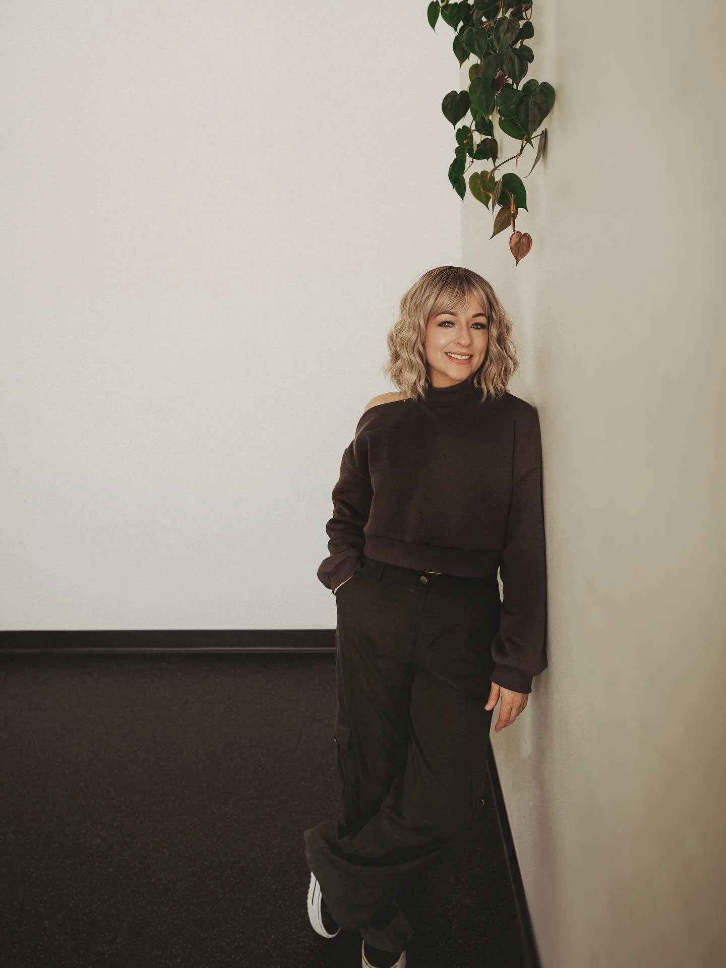 Meet @skinbyknight 💫

Aleisha Knight is a licensed esthetician with 14 years of experience, she takes a personalized approach, helping clients understand their skin, not just treat it.

Specializing in buccal an intraoral facial massage, Aleisha com