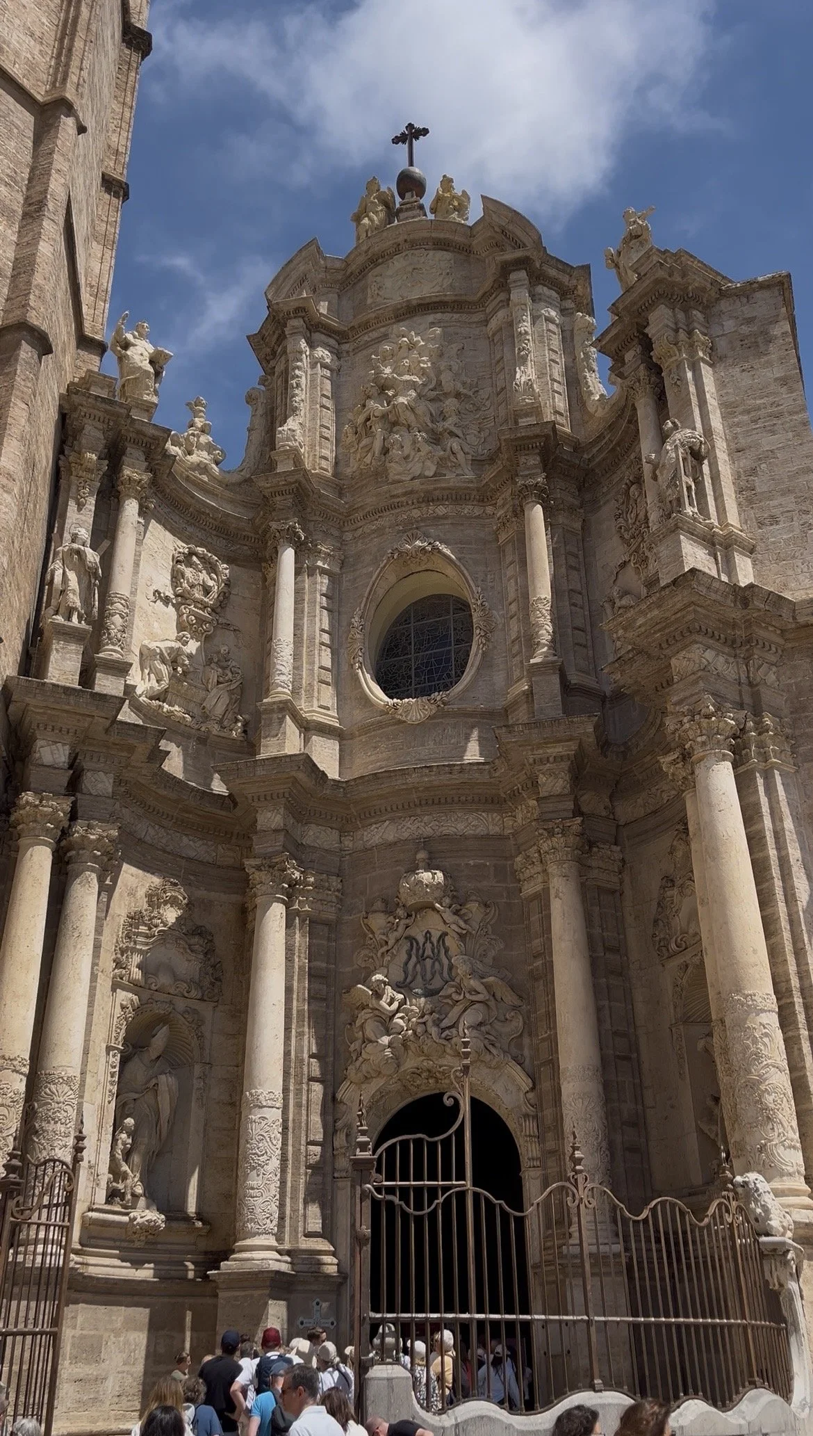 Plaza de la Reina, historical church