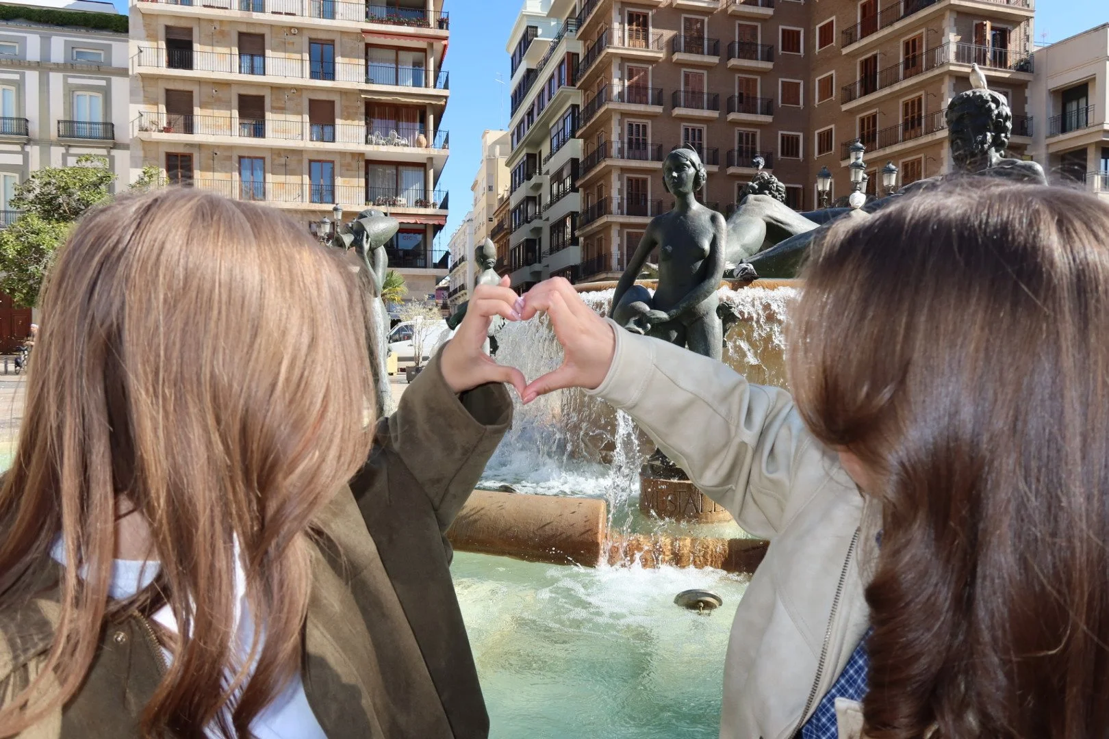 girls discovering valencia's hotspots