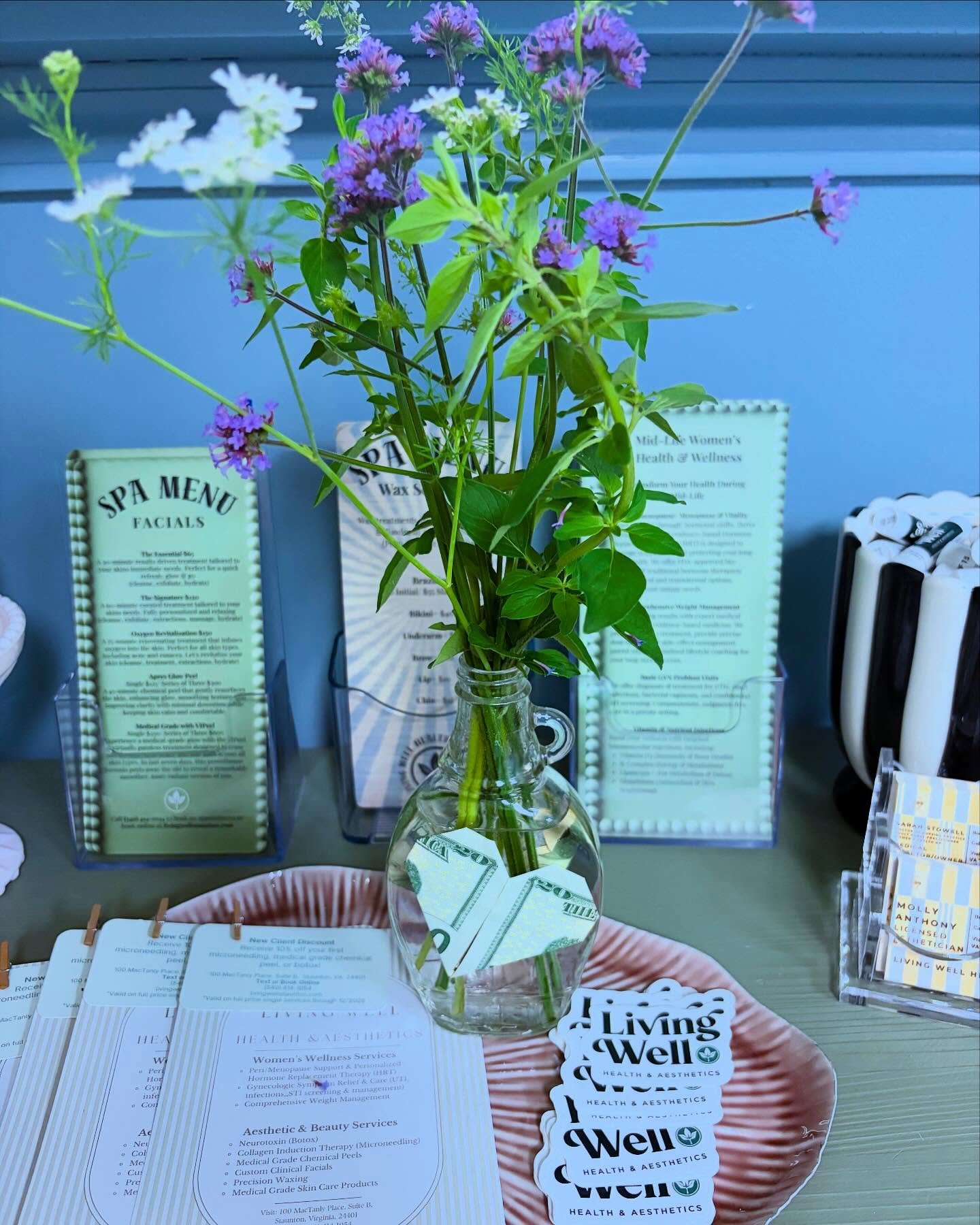 You know you have the BEST clients when they bring flowers ❤️ Happy rainy Saturday!!