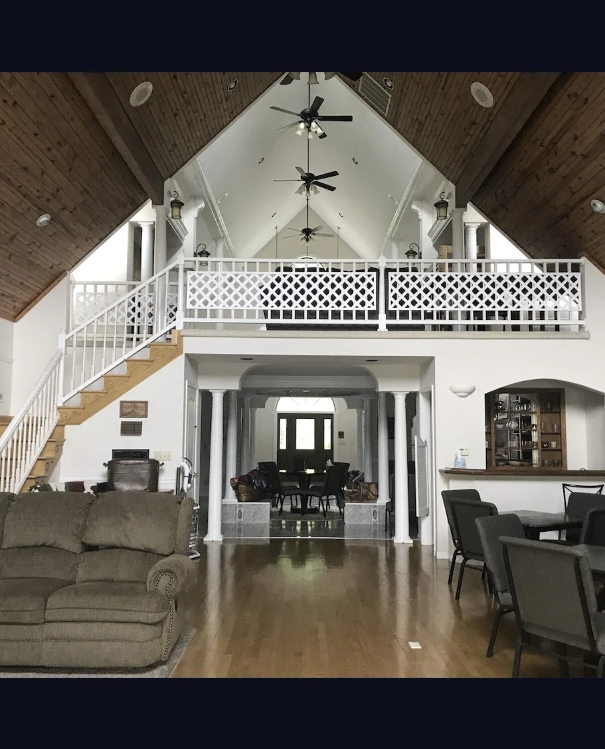 Main room vaulted ceiling.jpg