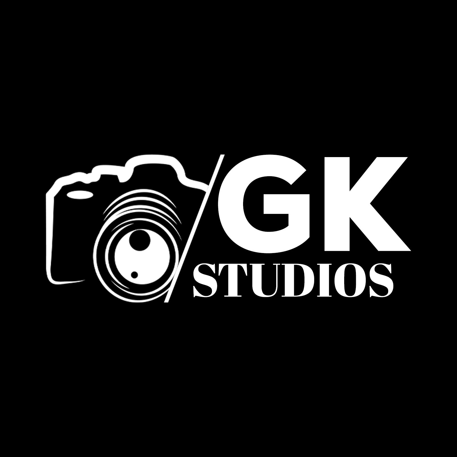 Logo noir et blanc avec un appareil photo stylisé et le texte 'GK STUDIOS'