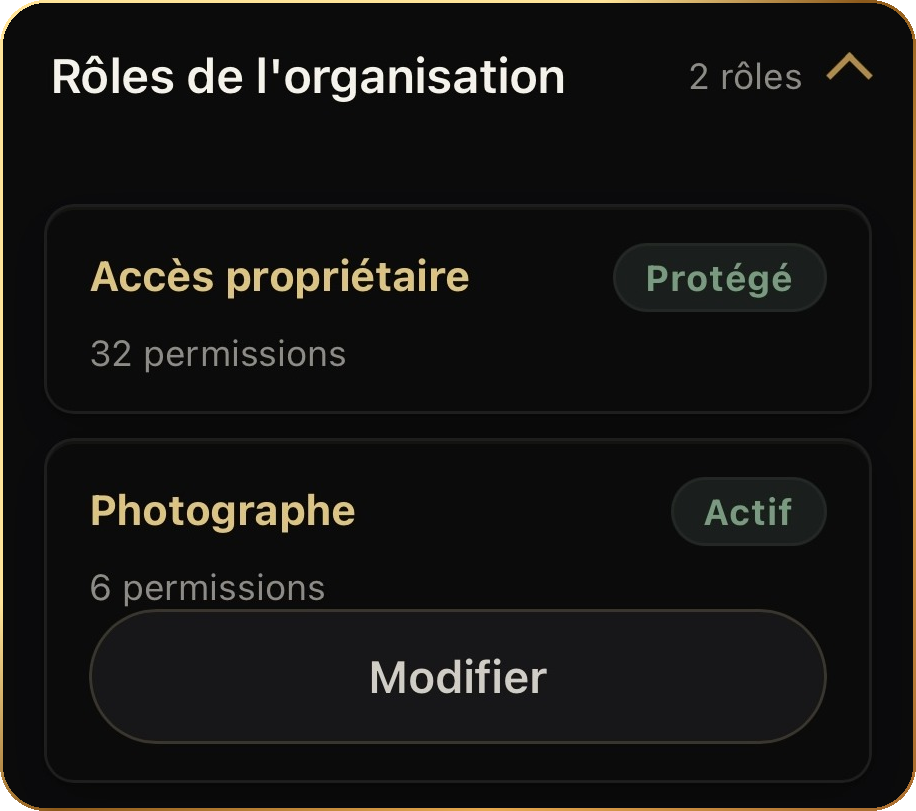 Capture d'écran montrant la section 'Rôles de l'organisation' avec deux rôles : 'Accès propriétaire' en statut protégé et 'Photographe' en statut actif, avec descriptions de permissions pour chaque rôle.